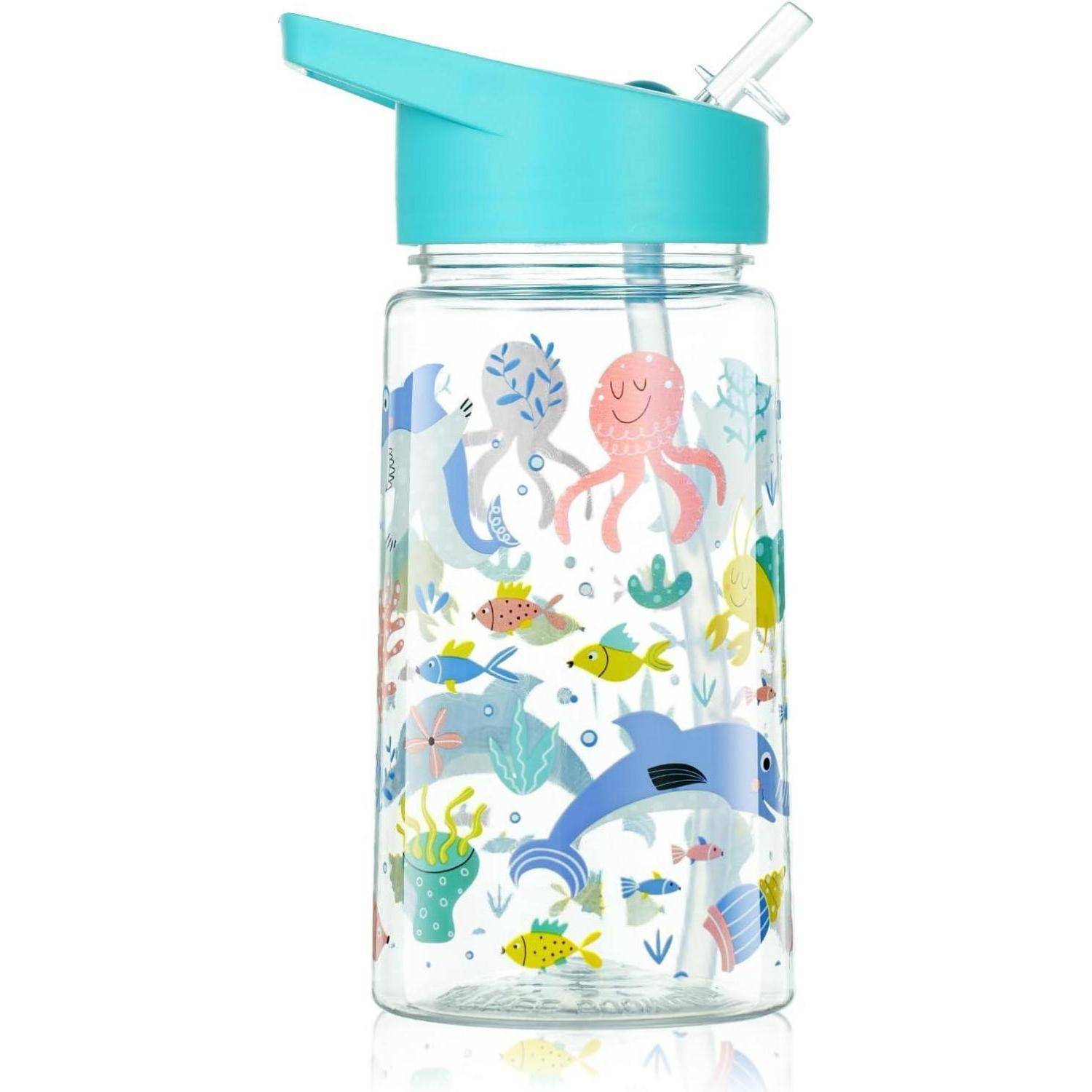 Eine klare Wasserflasche mit einem blauen Deckel und Strohhalm, die bunte Meerestiere wie Fische, einen Oktopus und einen Hai zeigt, die zwischen Seepflanzen schwimmen.
