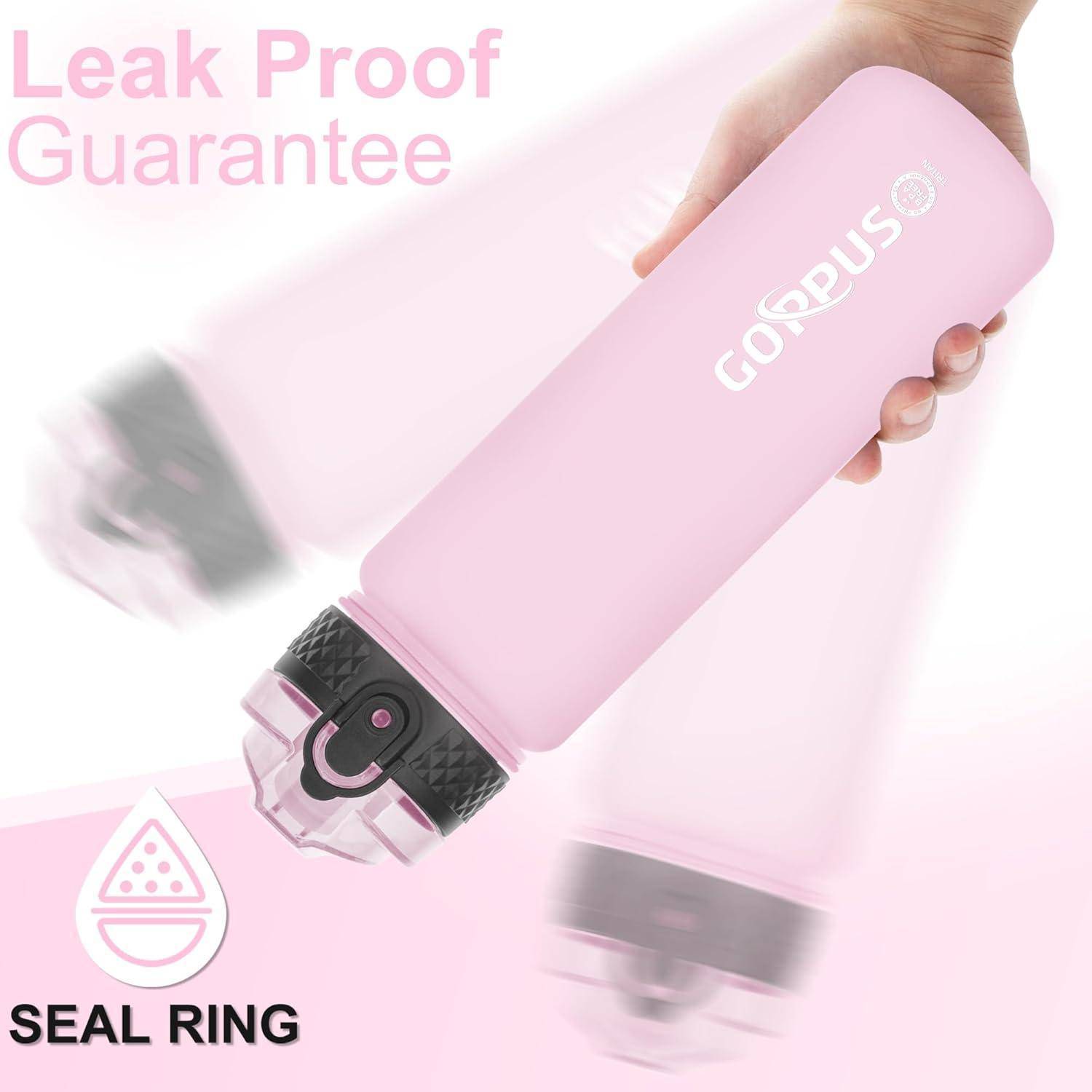 Eine Hand hält eine geneigte rosa Wasserflasche mit der Aufschrift 