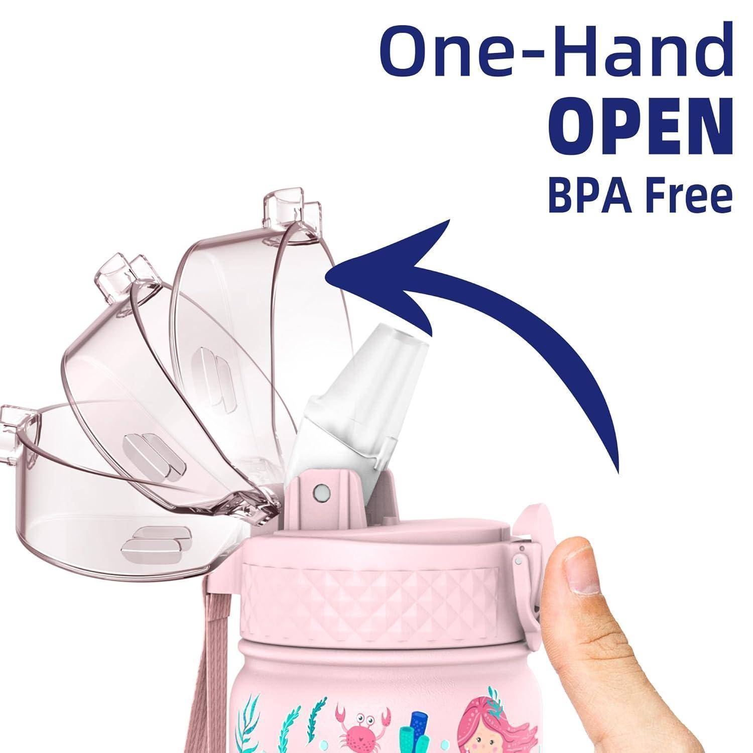 Eine Hand, die eine pinke Wasserflasche mit einem Klapp-Deckel hält, der sich durch Knopfdruck öffnet. Text lautet: "Einhand-ÖFFNUNG BPA-frei"".