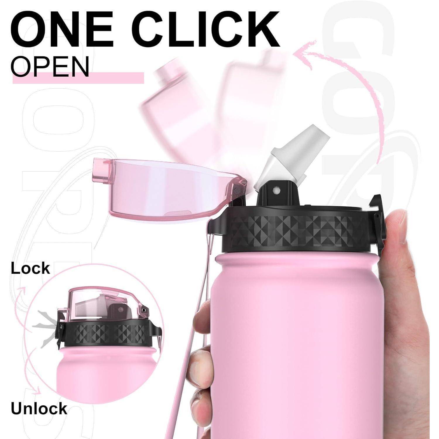 Pinke Wasserflasche mit strukturiertem Griff. Ausgestattet mit einem 'ONE CLICK OPEN' Deckel-Mechanismus mit Verriegelungs- und Entriegelungssymbolen.
