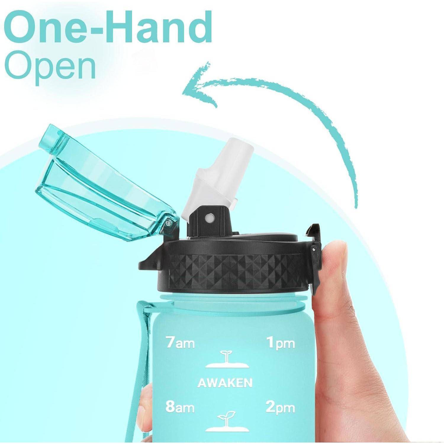Eine Hand, die eine türkisfarbene Wasserflasche mit Ausguss öffnet, mit der Beschriftung 