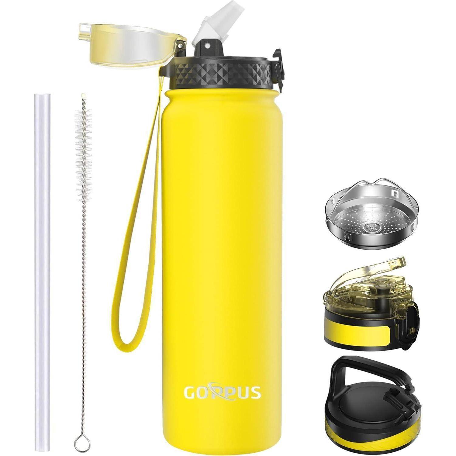 Eine helle gelbe Wasserflasche mit integriertem Strohhalm, Deckel, Strohhalmbürste und verschiedenen Aufsätzen, die nebeneinander ausgestellt sind und die Markenbezeichnung 