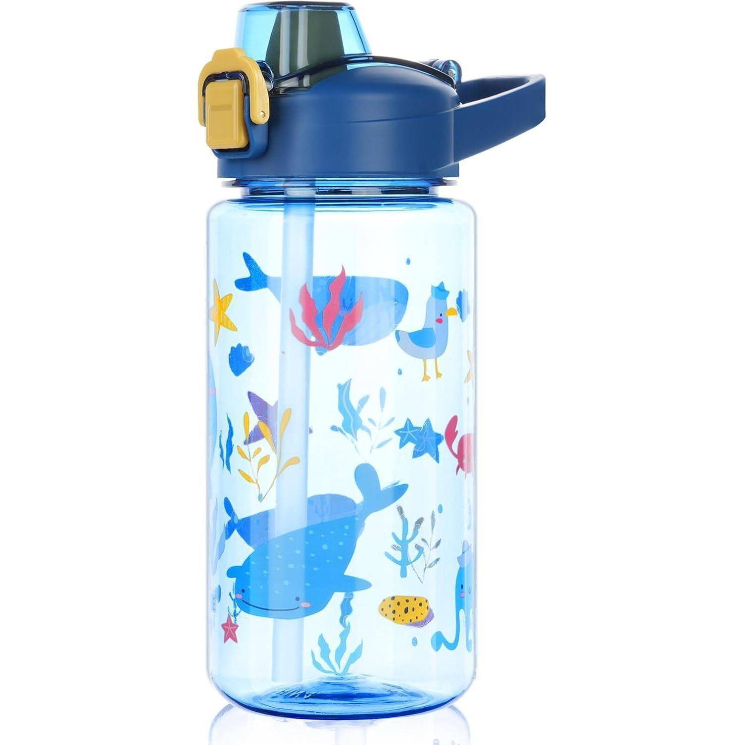 Eine blaue Wasserflasche mit bunten Meereswesen, darunter Fische und Seetang, mit einem Klappdeckel und einem Tragegriff.