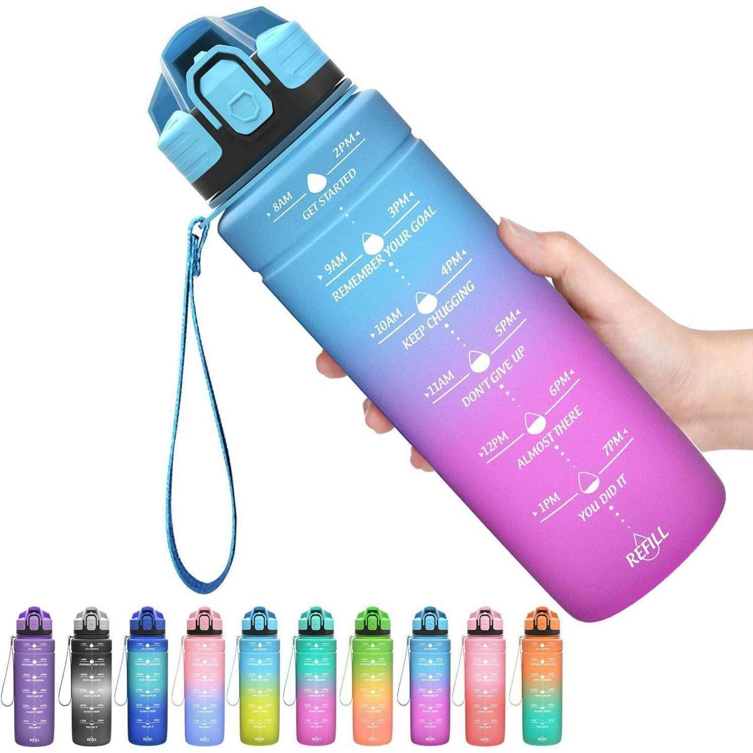Eine Hand hält eine große Wasserflasche mit Farbverlauf und zeitlich gekennzeichneten Hydratationserinnerungen von 8 Uhr morgens bis 19 Uhr. Darunter werden zehn Farbvarianten gezeigt.