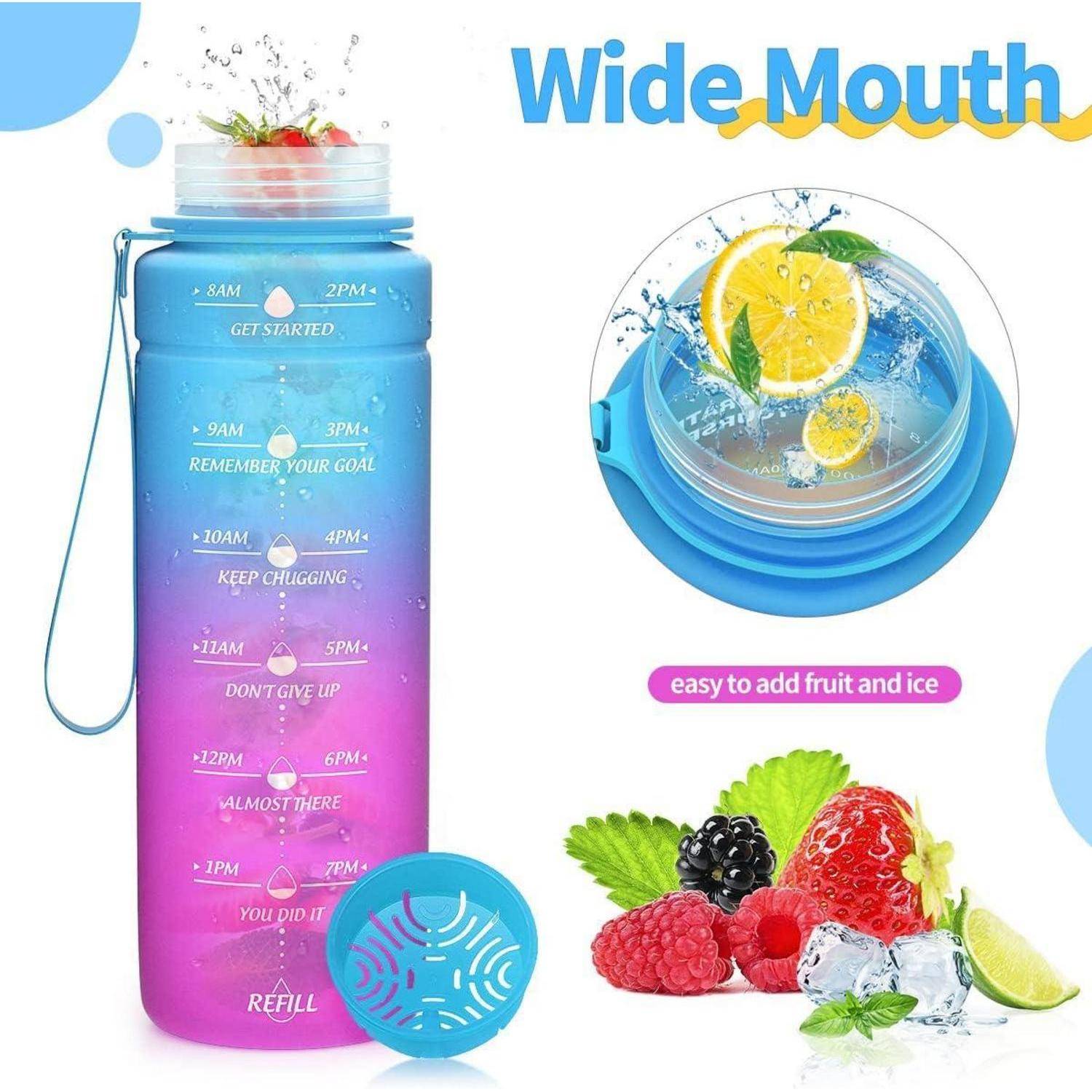 Eine Wasserflasche mit Zeitmarkierungen und motivierenden Sprüchen, gekennzeichnet als 'Wide Mouth', verfügt über einen abnehmbaren Deckel zum Hinzufügen von Obst und Eis.
