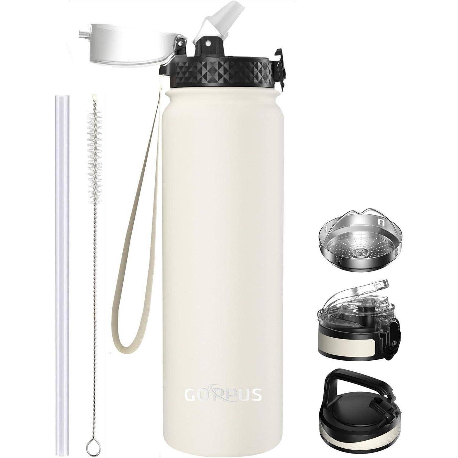 Weiße isolierte Wasserflasche mit mehreren Deckeln, einem Strohhalm, Bürste und Infuser. Geeignet für verschiedene Getränke und Aktivitäten.