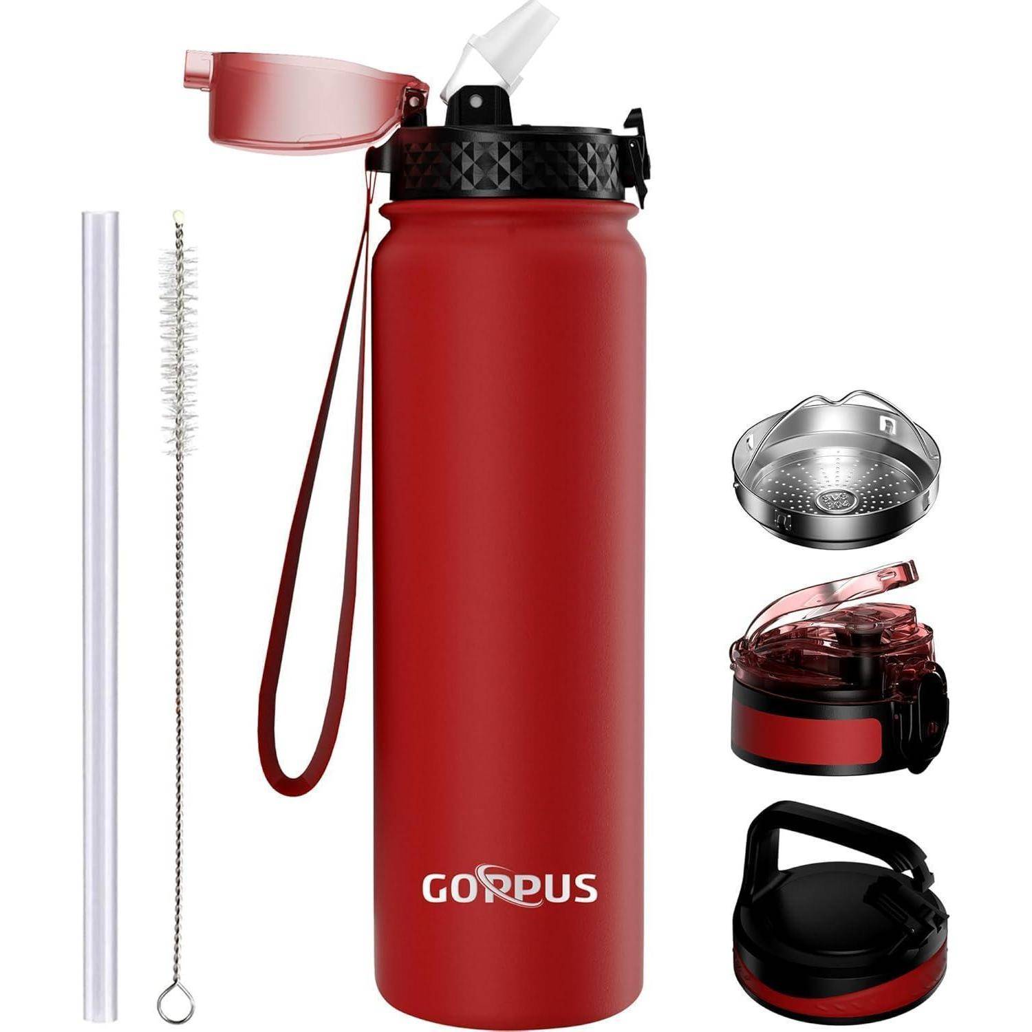 Rote GORPUS Wasserflasche mit verschiedenen Deckeln, einem Strohhalm und einer Reinigungsbürste vor weißem Hintergrund.