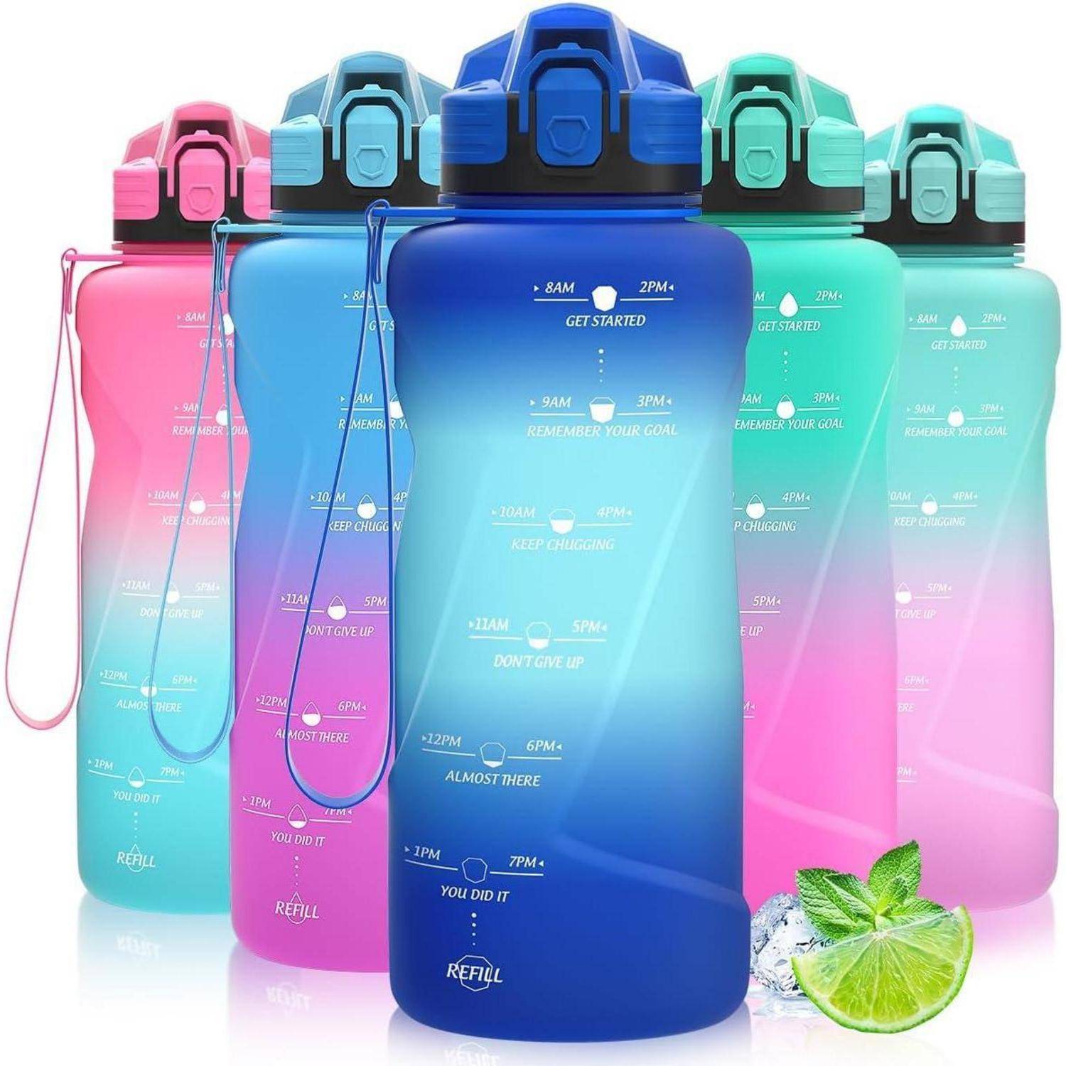 Fünf farbenfrohe Wasserflaschen mit Zeitmarkierungen, motivierenden Sprüchen und Trageriemen. Hintergrund enthält Minzblätter und Eiswürfel.