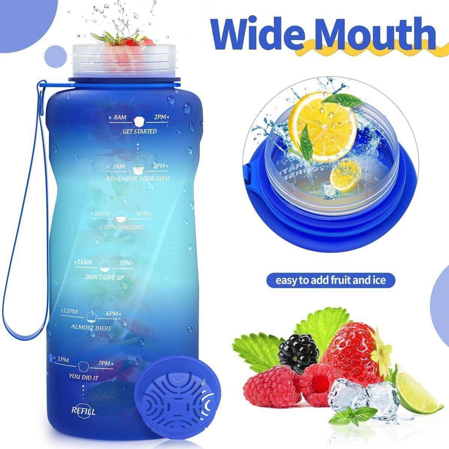 Blaue Wasserflasche mit Zeitmarkierungen und motivierenden Phrasen. Ausgestattet mit einer großen Öffnung für einfaches Hinzufügen von Früchten und Eis. Mit Früchten dekoriert.