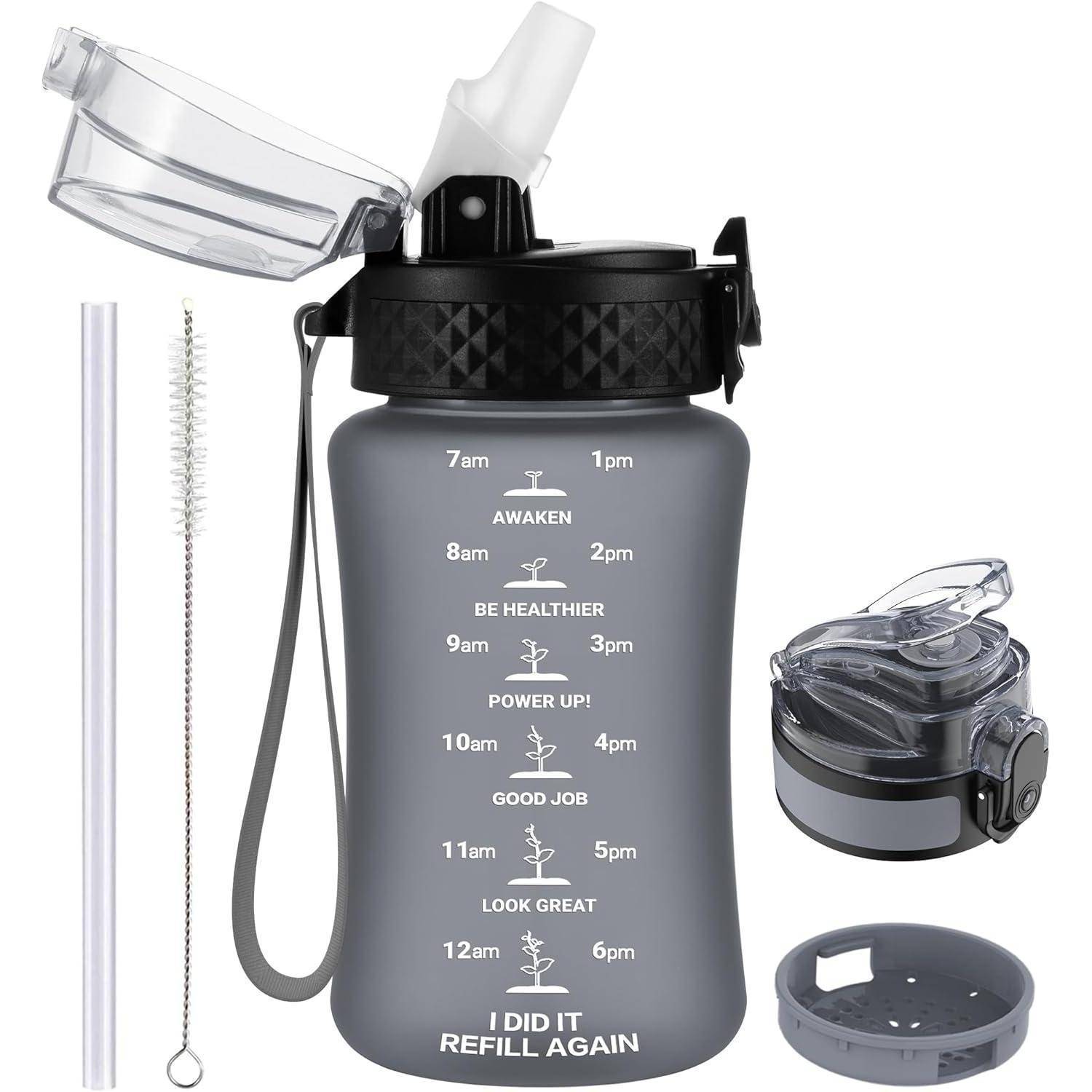 Graue Wasserflasche mit Zeitmarkierungen von 7 Uhr bis 21 Uhr zur Förderung der Flüssigkeitszufuhr. Zubehör umfasst Strohhalm, Reinigungsbürste und Ersatzdeckel.