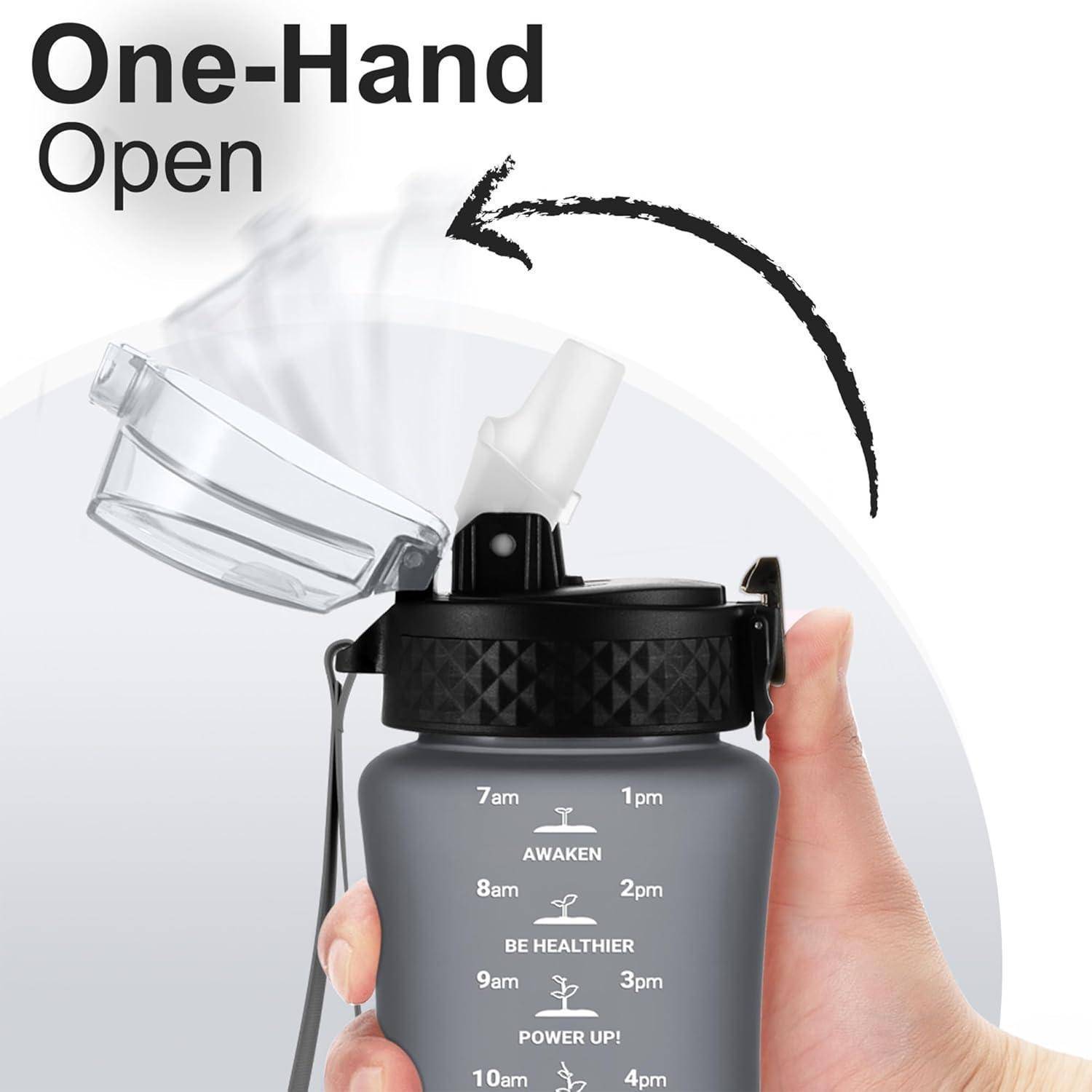 Eine Hand öffnet eine Wasserflasche mit dem Text "Mit einer Hand öffnen"", der die einfache Öffnungsfunktion hervorhebt.