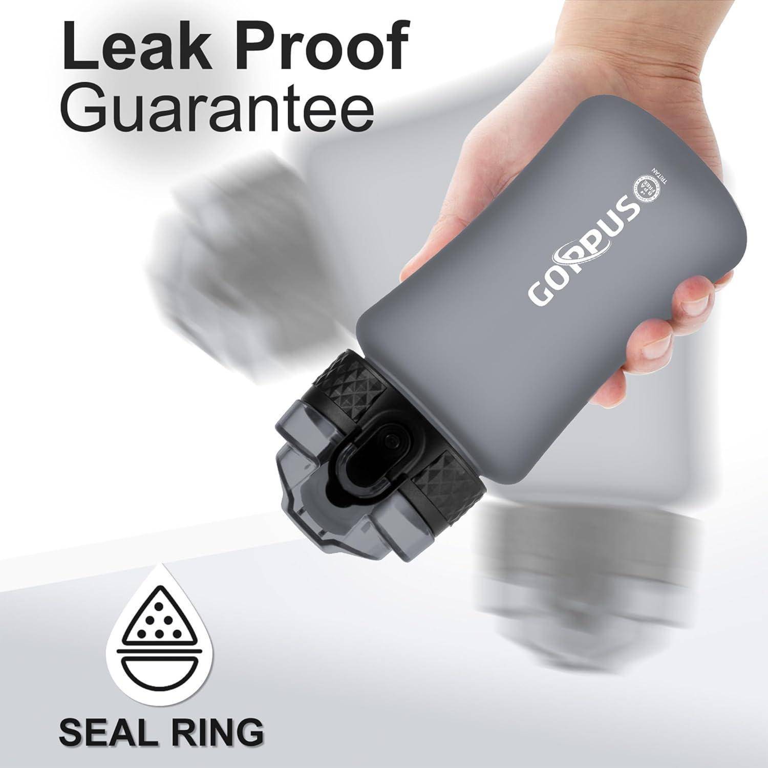 Hand hält eine graue Wasserflasche mit der Aufschrift "Gopus"" und dem Text ""Auslaufsichere Garantie"". Tropfensymbol mit der Bezeichnung ""Dichtungsring"" deutet auf einen sicheren Verschluss hin.