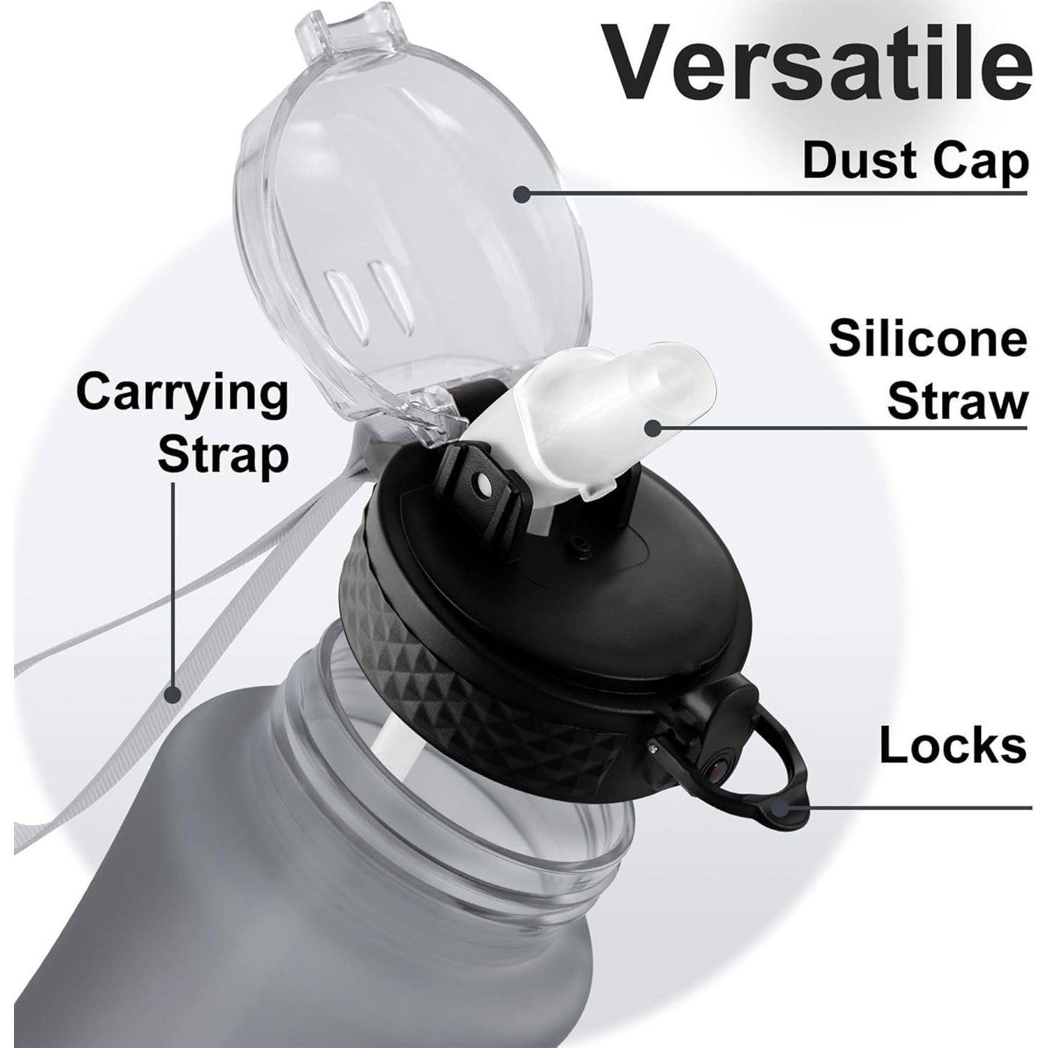 Eine graue Wasserflasche verfügt über einen Staubschutzdeckel, einen Silikonstrohhalm, einen Trageriemen und Verschlüsse, die als vielseitig bezeichnet werden.