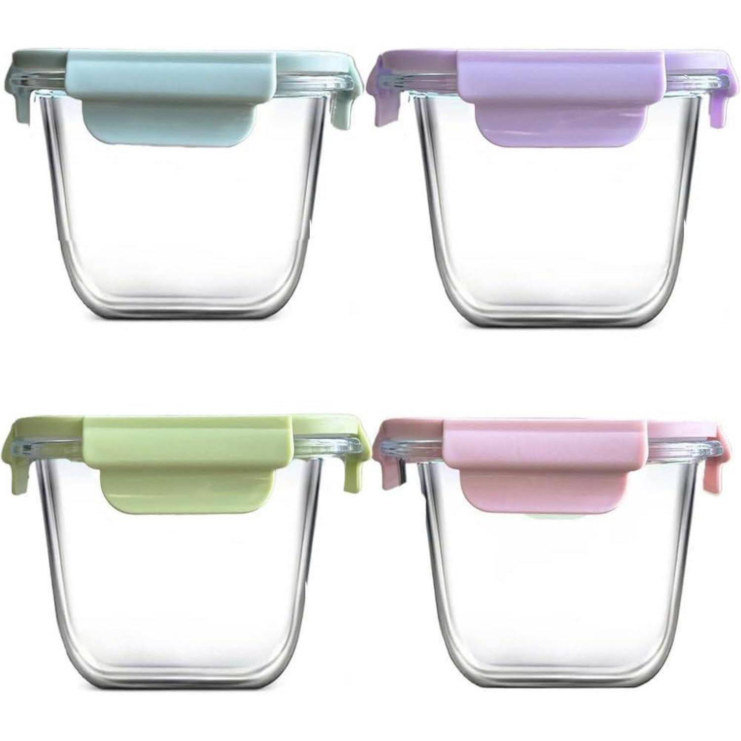 Vier Glasbehälter mit pastellfarbenen Deckeln in Blau, Violett, Grün und Rosa, in zwei Reihen angeordnet.