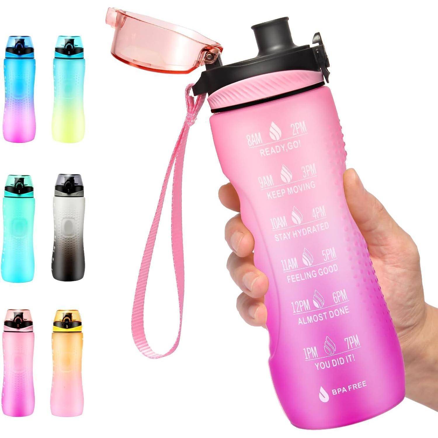 Hand, die eine pinke BPA-freie Wasserflasche mit Zeitmarkierungen von 7 Uhr morgens bis 21 Uhr hält. Sechs weitere Flaschen in Verlaufsfarben sind links daneben ausgestellt.
