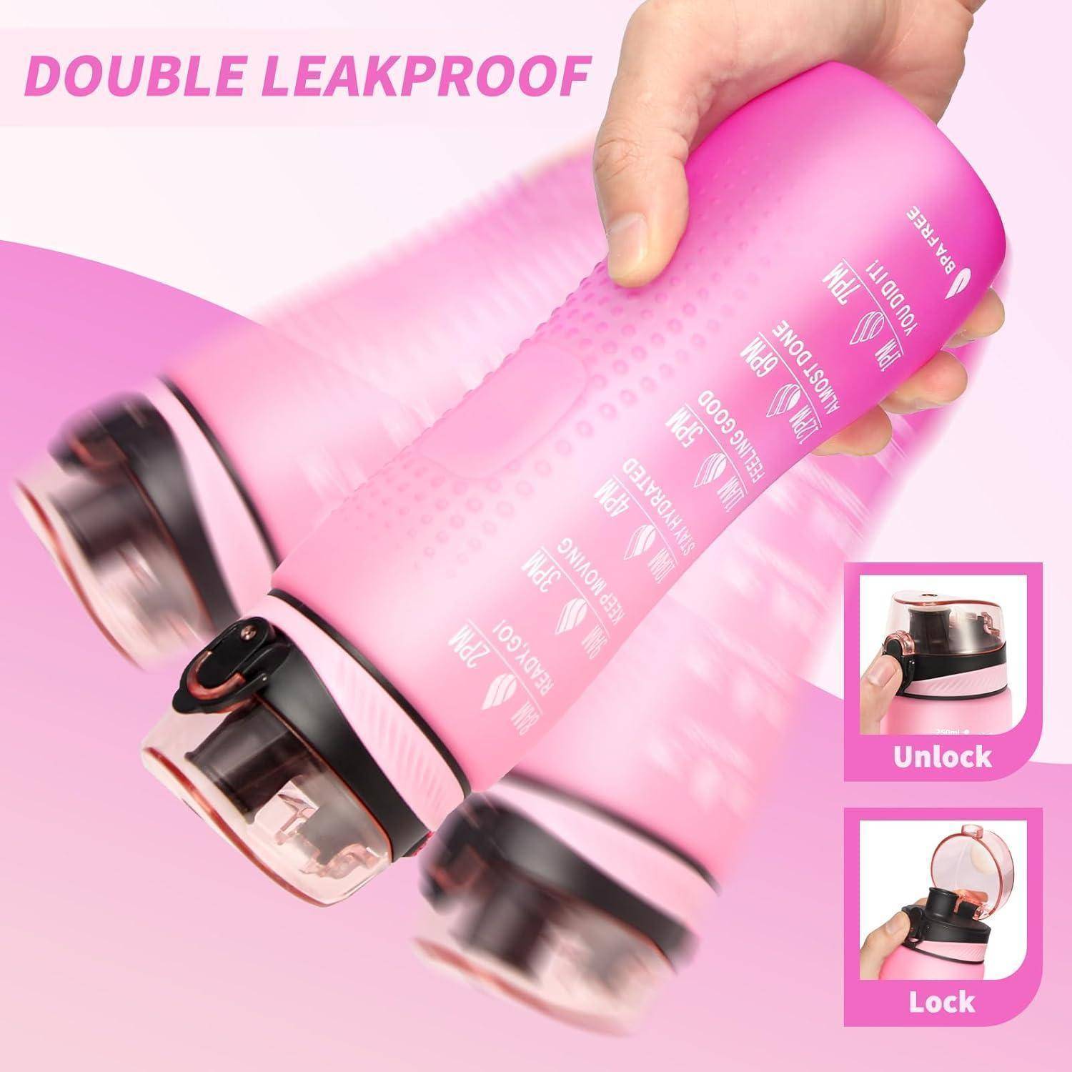 Eine Hand, die eine rosa Wasserflasche mit der Aufschrift 
