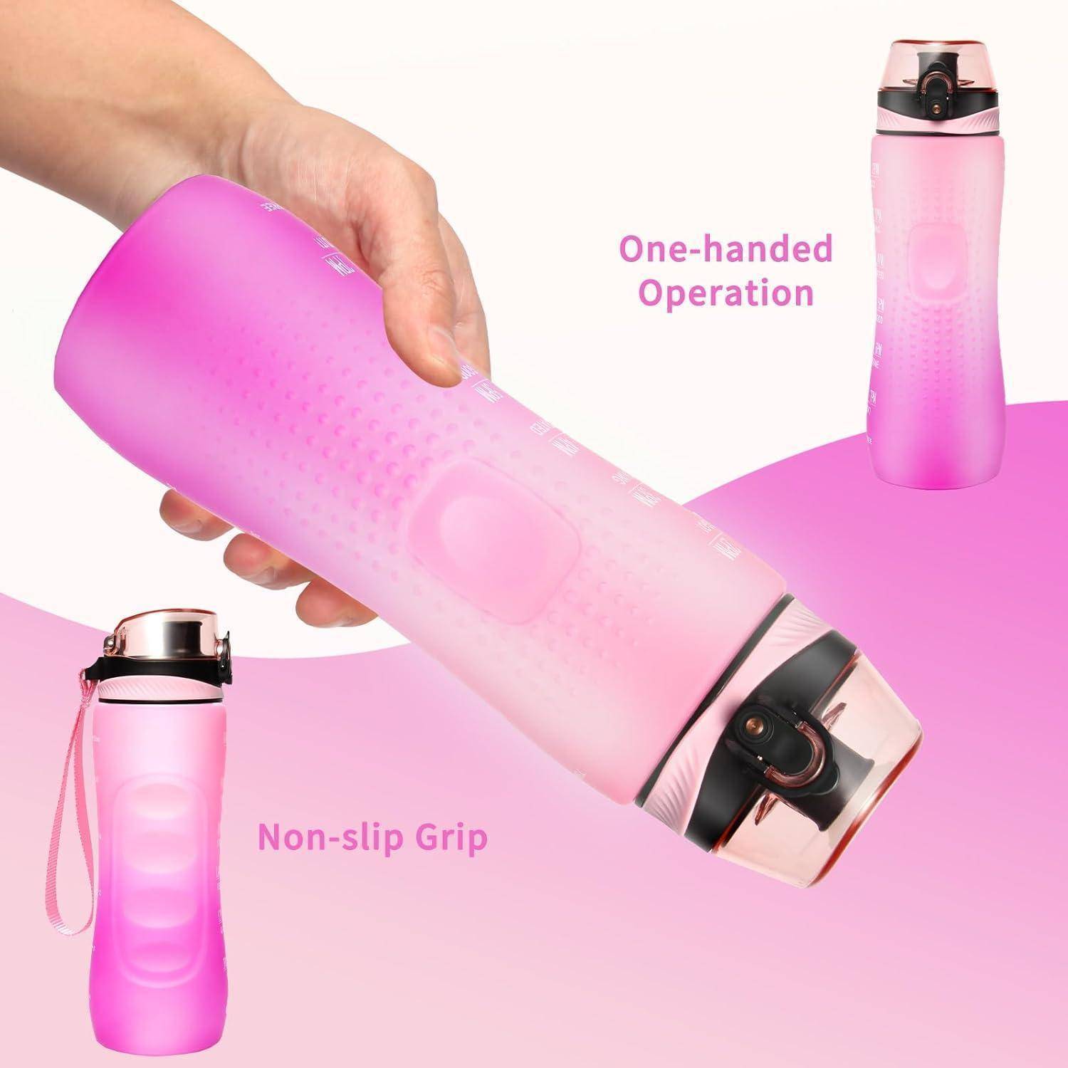 Eine Hand hält eine pinke Wasserflasche und demonstriert die Funktionen ‚Einhandbetriebs' und ‚rutschfesten Griffs'. Eine weitere Flasche steht aufrecht.