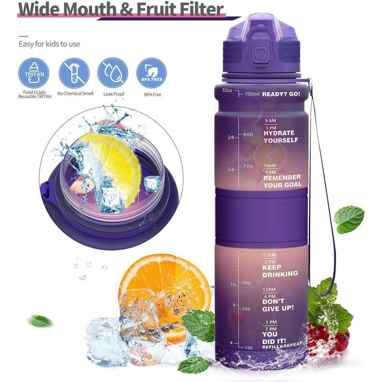 Eine lila Wasserflasche mit markierten Zeitmarkierungen und motivierenden Phrasen 'Hydratisiere dich', 'Erinnere dich an dein Ziel' und 'Trinke weiter'. Kommt mit einem abnehmbaren Obstfilter.