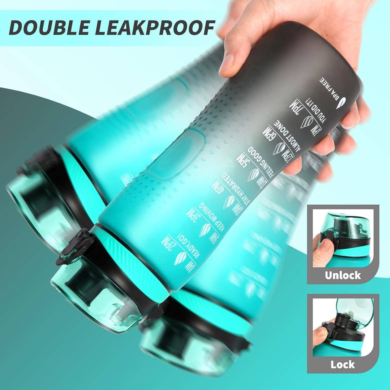 DOPPELT AUSLAUFSICHER' Wasserflasche mit Zeitmarkierungen und motivierenden Sprüchen. Praktischer Verschluss- und Entriegelungsmechanismus in Nahaufnahmen gezeigt.