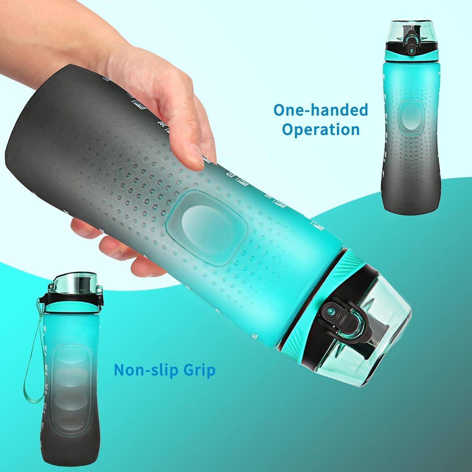 Eine blaue und schwarze Wasserflasche mit den Merkmalen: 'Einhandbedienung' und 'Rutschfester Griff', versehen mit einem Bild einer Hand, die die Flasche hält.