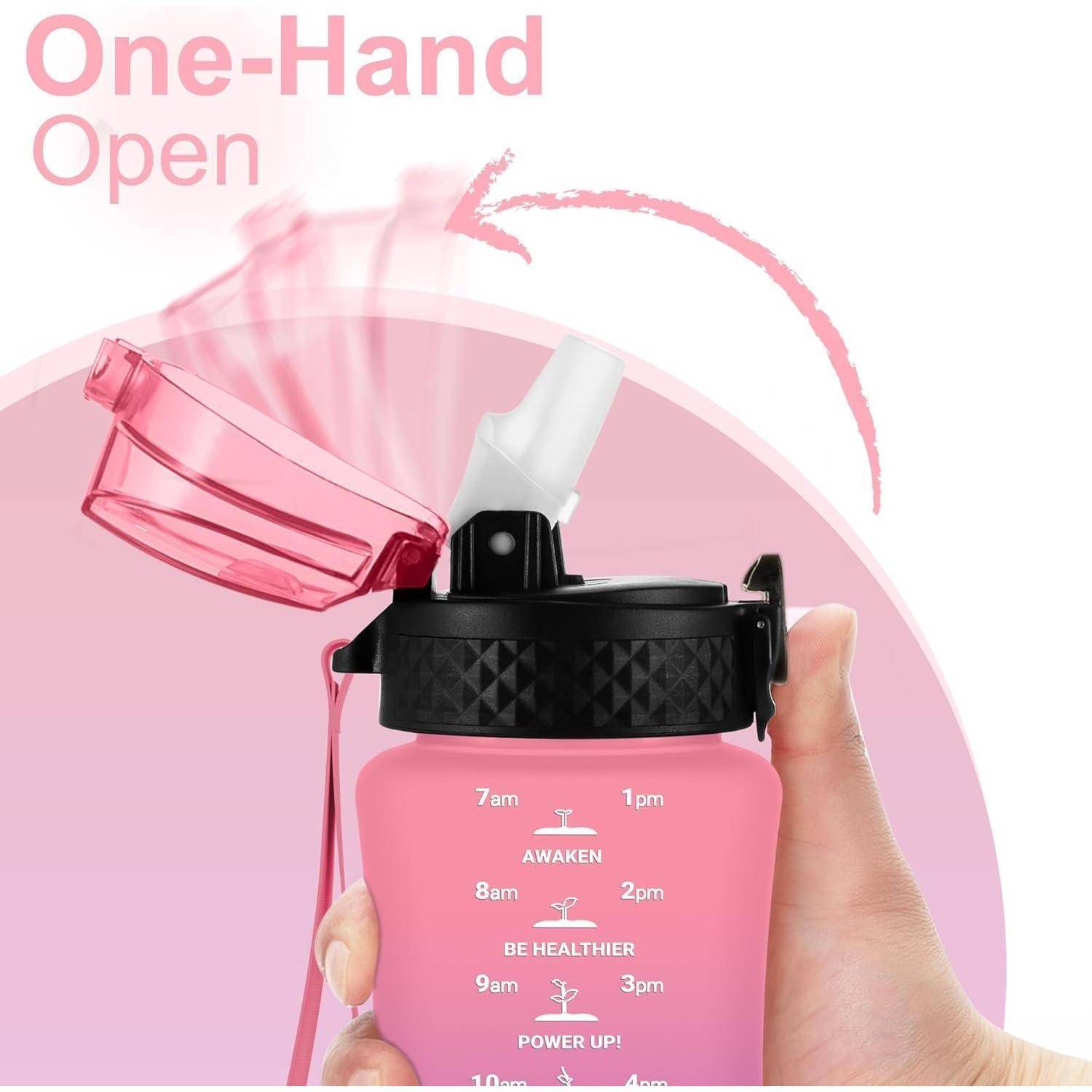 Eine Hand hält eine pinke Wasserflasche mit geöffnetem Deckel und markierten Zeitpunkten für die Hydration: '7 Uhr', '9 Uhr', '11 Uhr' usw.