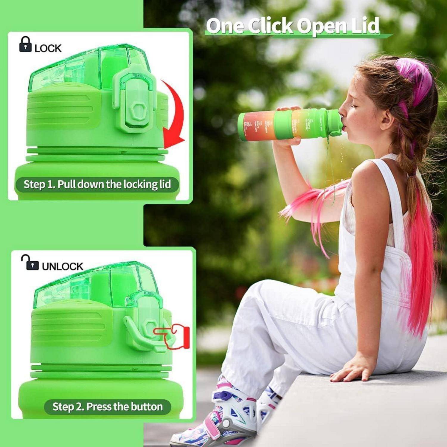 Ein Mädchen mit pinken Haaren trinkt aus einer grünen Wasserflasche. Einschübe zeigen, wie man den Deckel öffnet: Schritt 1, Sperre nach unten ziehen; Schritt 2, Taste drücken.