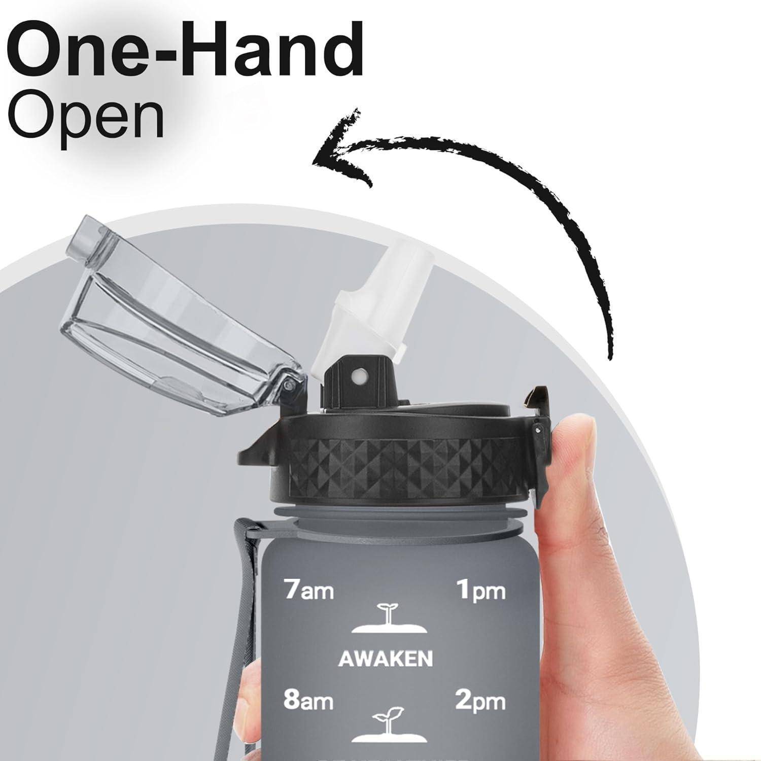 Eine Hand öffnet den Deckel einer Wasserflasche, die mit 