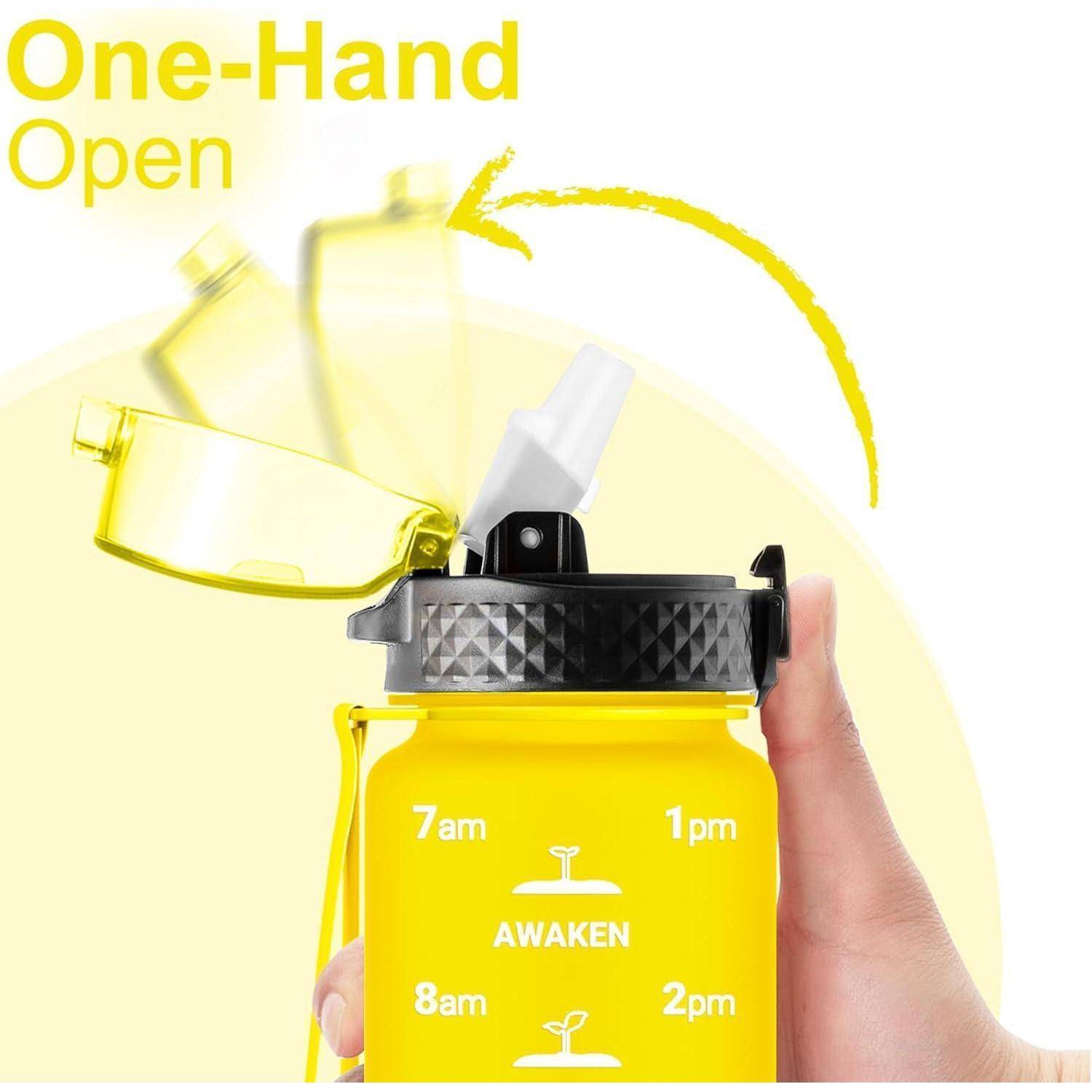 Eine Hand hält eine gelbe Wasserflasche mit dem Text 