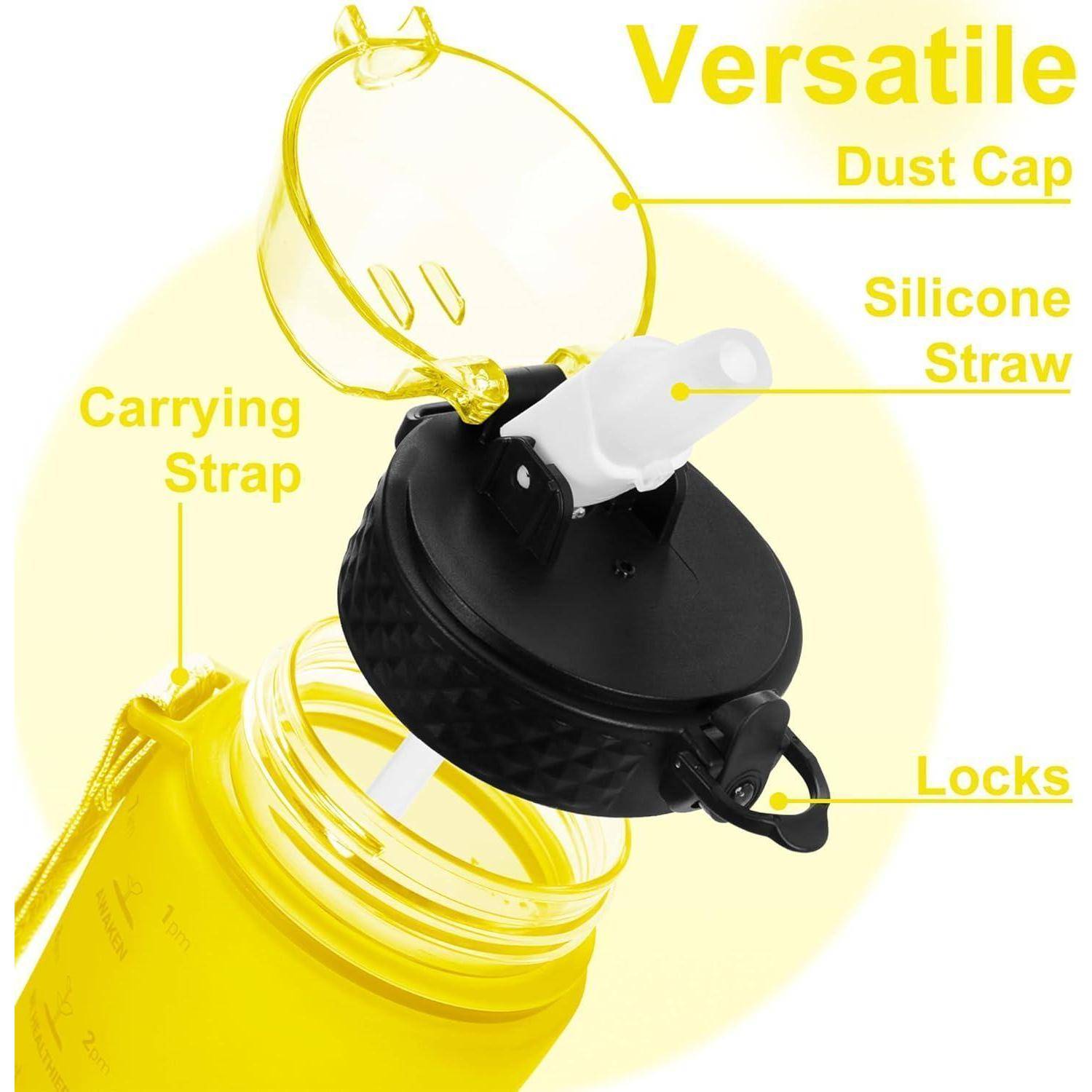 Eine gelbe Flasche mit einem schwarzen Deckel verfügt über einen Staubschutz, einen Silikonstrohhalm, einen Trageriemen und Verschlüsse, die ihre Vielseitigkeit unterstreichen.