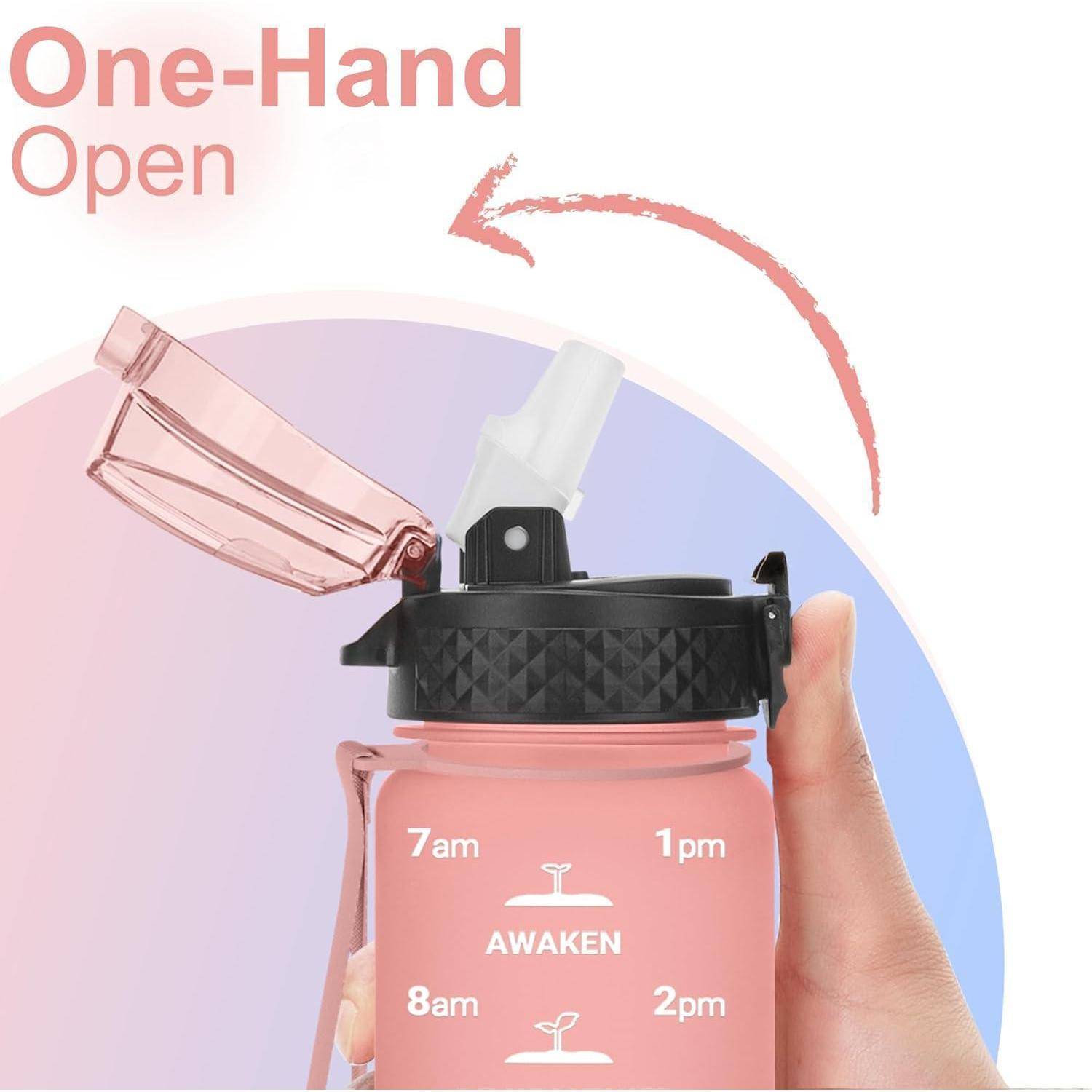 Eine Hand öffnet eine pinke Wasserflasche mit einer einzigen Bewegung. Der Text 'One-Hand Open' hebt die leichte Öffnungsfunktion hervor. Die Flasche zeigt Zeitmarkierungen.