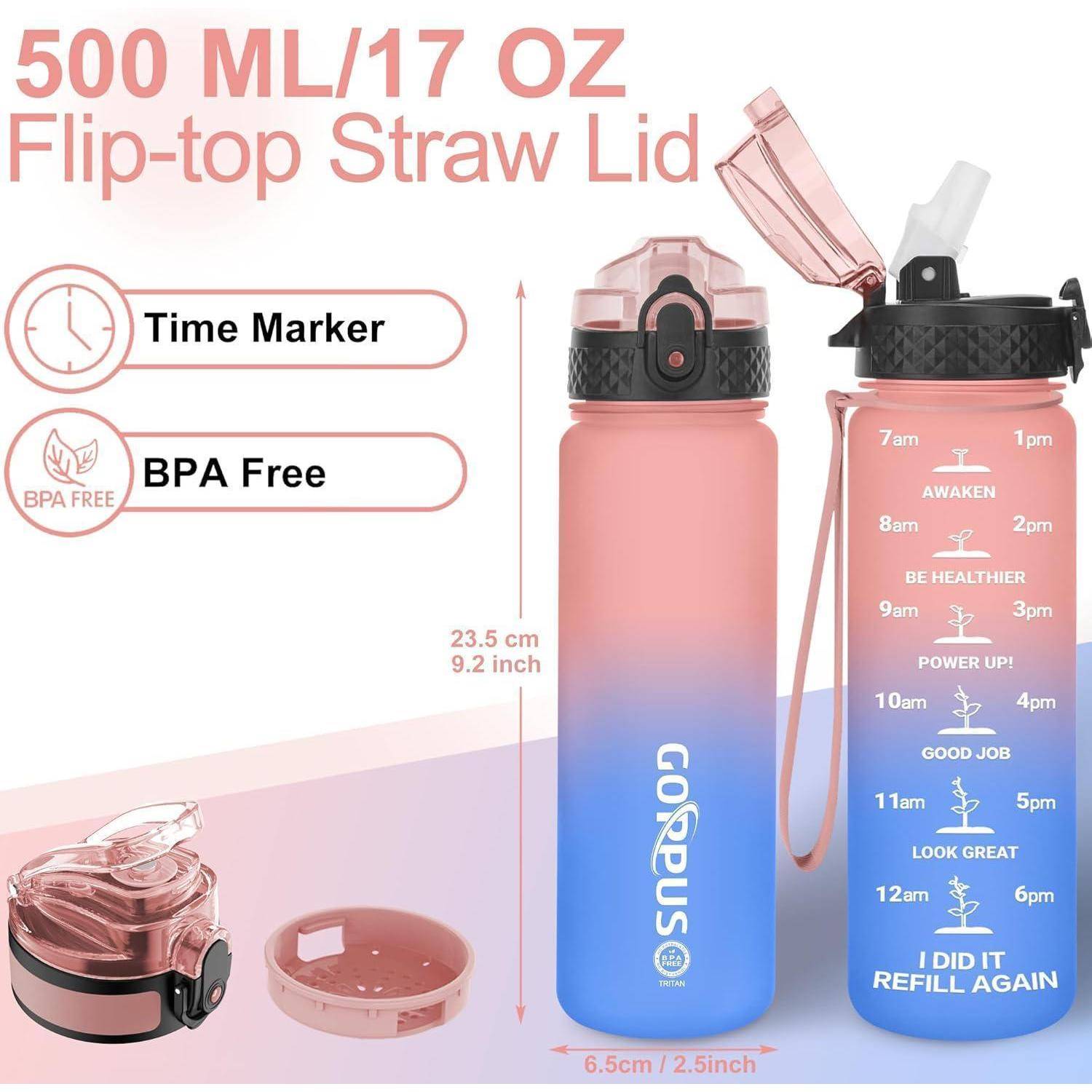 Eine rosa und blaue 500 ml Wasserflasche mit Klappdeckelverschluss und Trinkhalm. Mit Zeitmarkierungen (von ‚Aufwachen' bis ‚22 Uhr'), ‚Frei von BPA'-Hinweis und Details am Deckel.