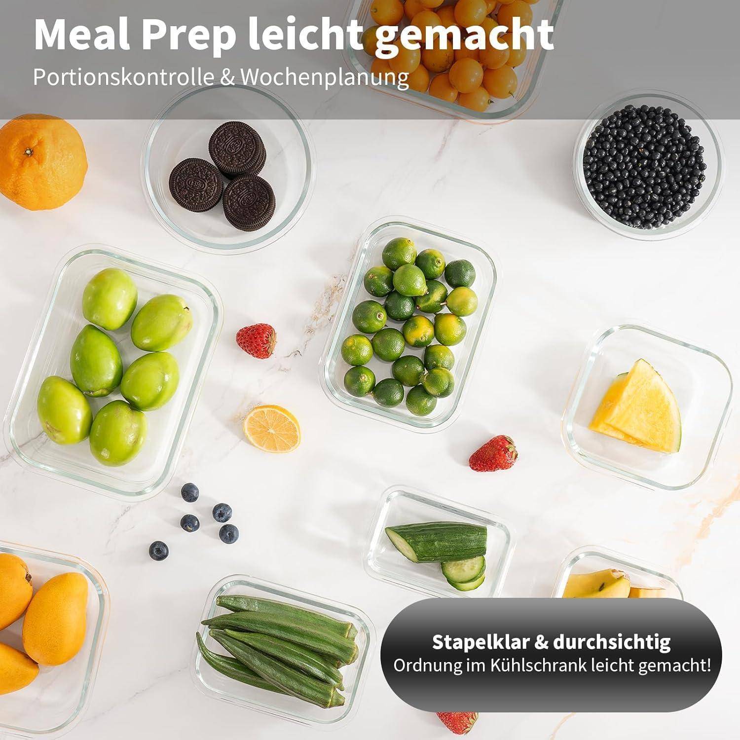 Behälter auf einer weißen Oberfläche enthalten verschiedene Obst und Gemüse, wie Zitronen, Limetten und Gurken. Der Text erwähnt 'Meal Prep' und Ordentlichkeit.