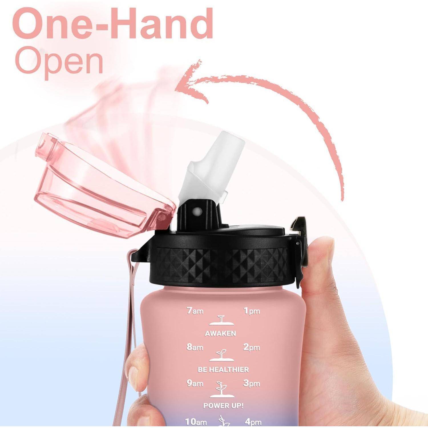 Eine Person, die eine Wasserflasche mit einem 'Ein-Hand-Öffnen' Design hält, mit einem Deckel, der durch einen Bewegungspfeil geöffnet wird und Zeitmarkierungen von 7 Uhr morgens bis 16 Uhr zeigt.