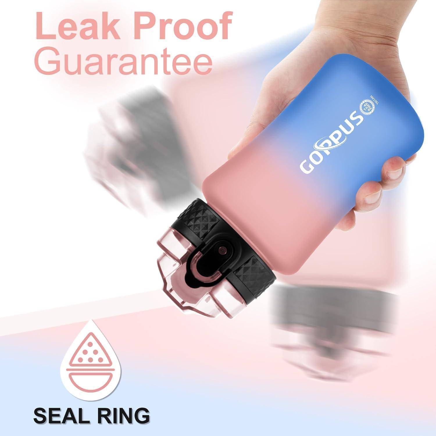 Hand hält eine blau-rosa Wasserflasche mit dem Text 
