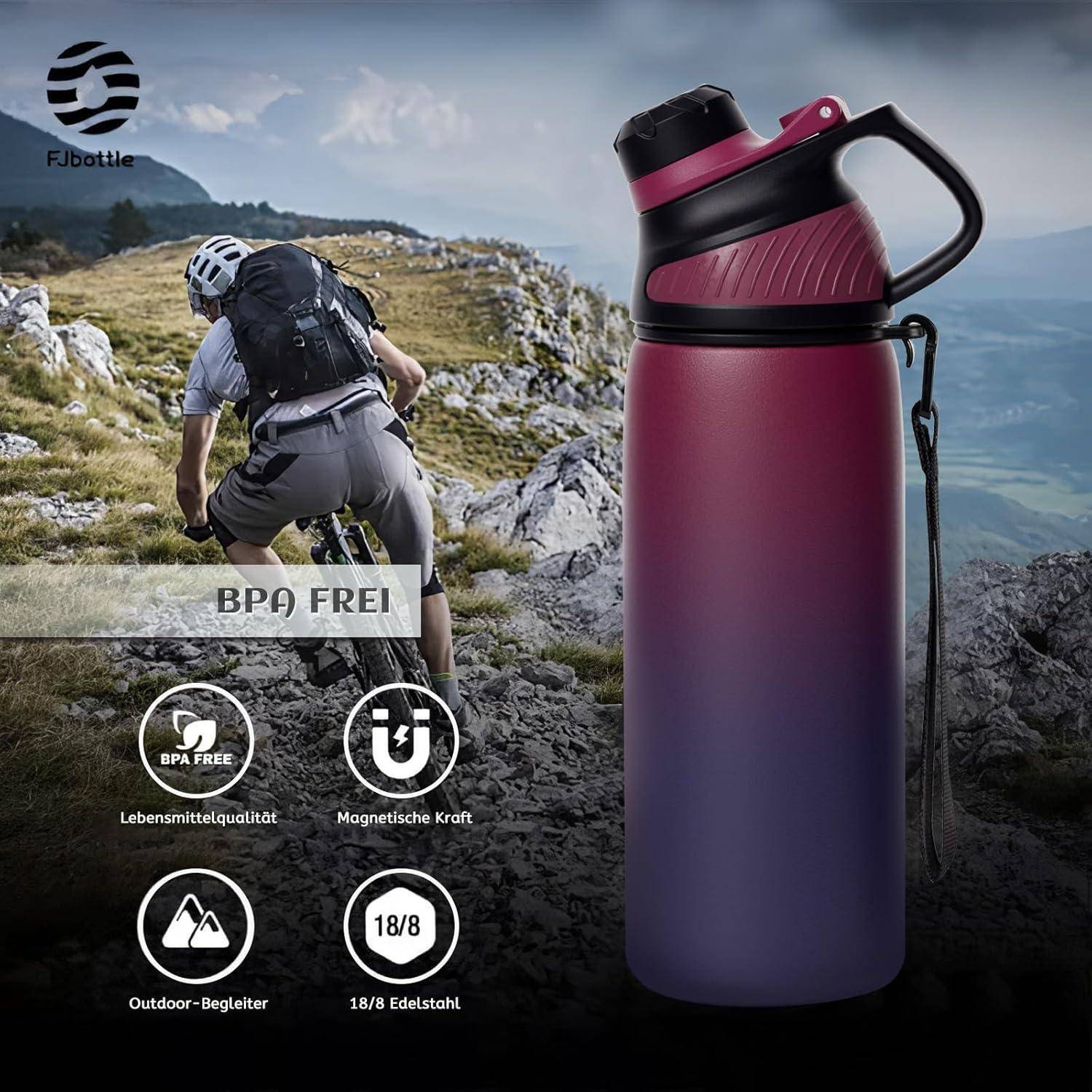 Wanderer, der felsiges Gelände erklimmt; Vordergrund zeigt eine Farbverlauf-Wasserflasche mit aufgelisteten Merkmalen: BPA-frei, lebensmittelecht, magnetische Kraft, Outdoor-Begleiter, 18/8 Edelstahl.
