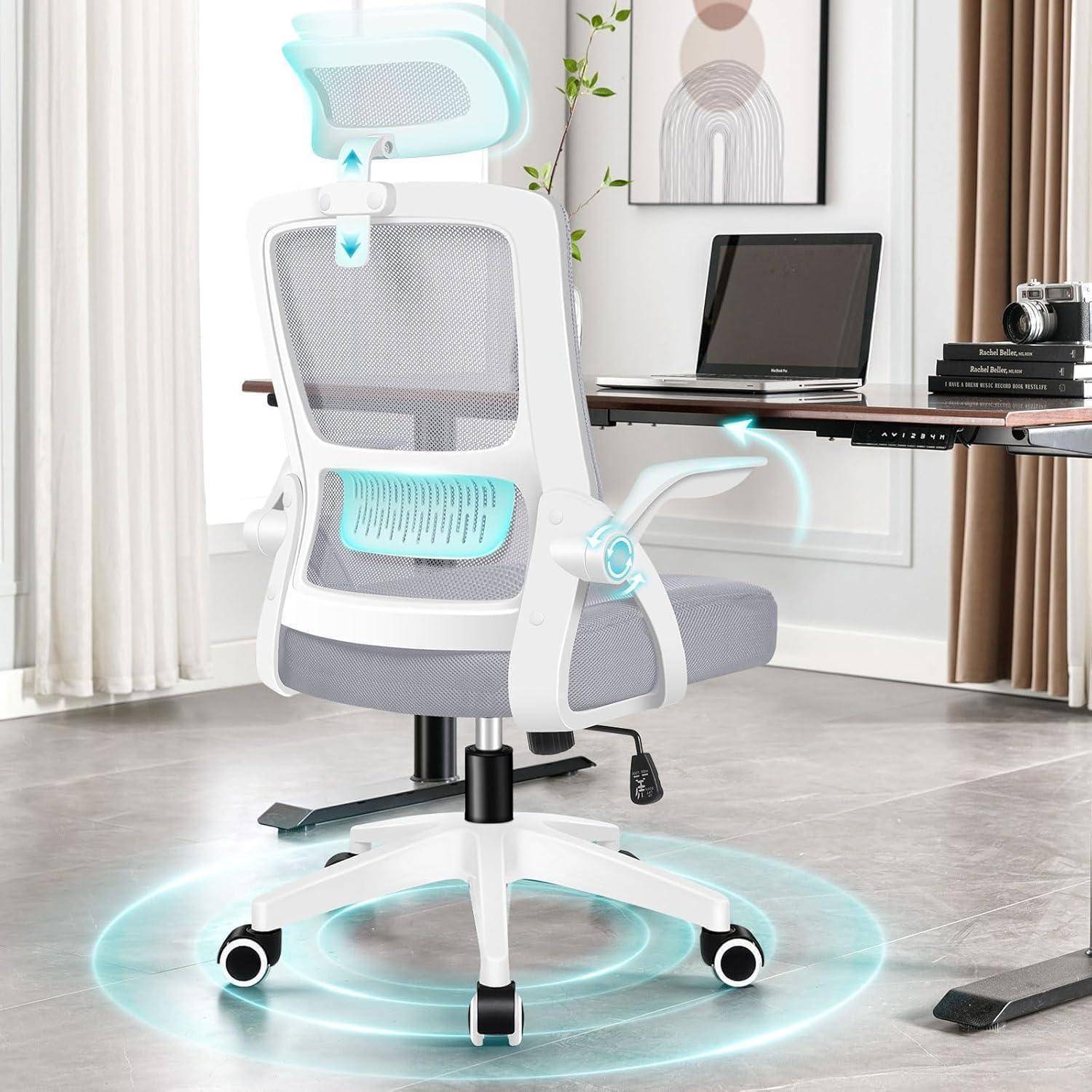 Ein moderner ergonomischer Bürostuhl mit Lenden- und Kopfstütze ist an einem Schreibtisch mit einem Laptop, Büchern und einer Zimmerpflanze in der Nähe platziert.