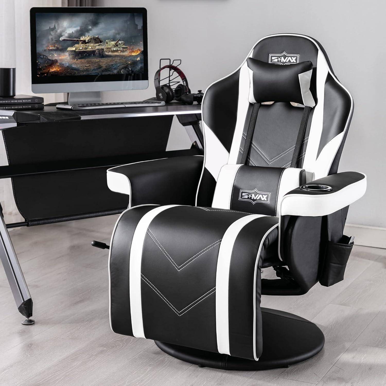 Ein Gaming-Stuhl mit schwarz-weißem Design ist neben einem Schreibtisch mit einem Computermonitor positioniert, der eine kriegsthematische Videospielszene zeigt.