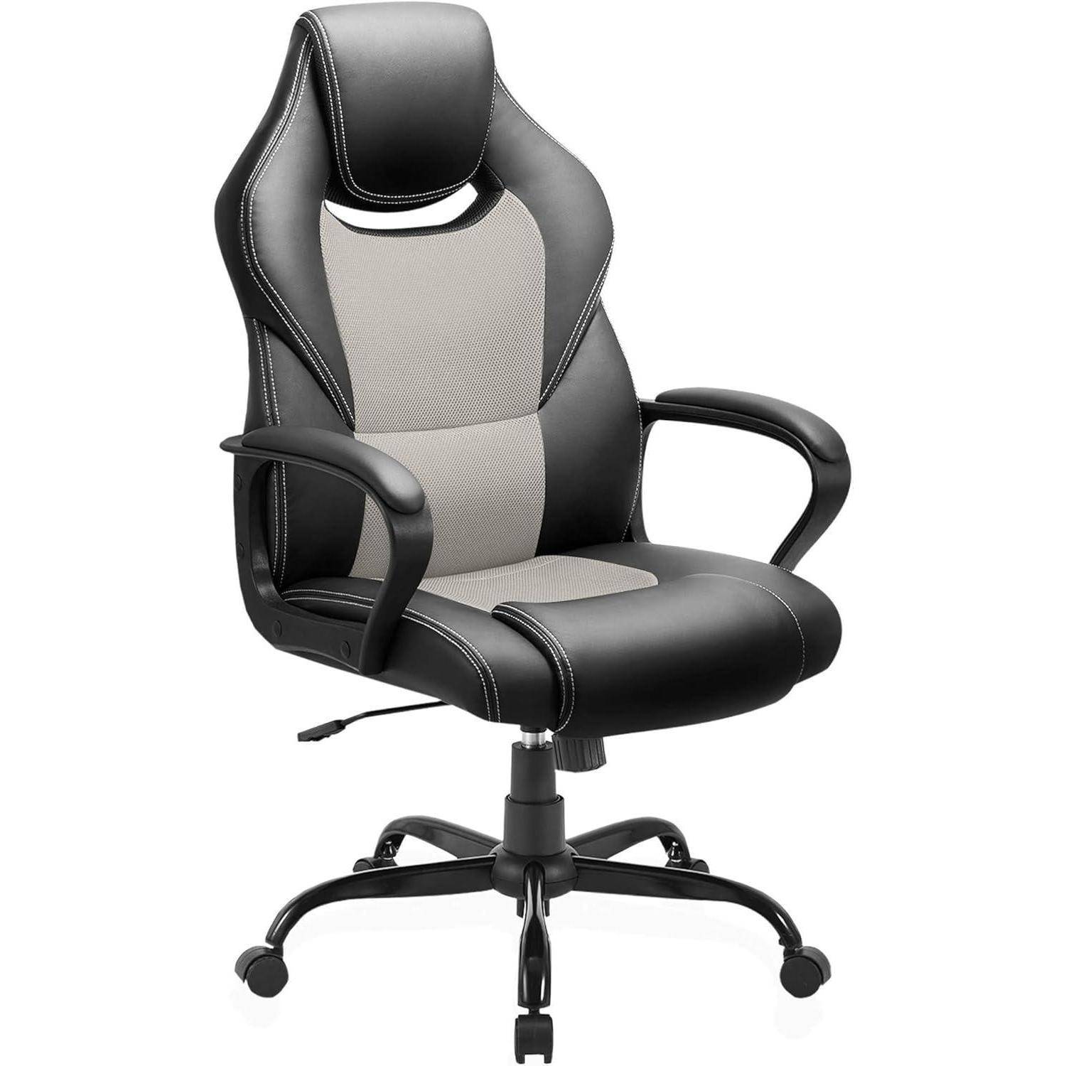 Ein schwarzer und grauer ergonomischer Bürostuhl mit Armlehnen, Lendenwirbelstütze und einer Drehbasis auf Rollen.
