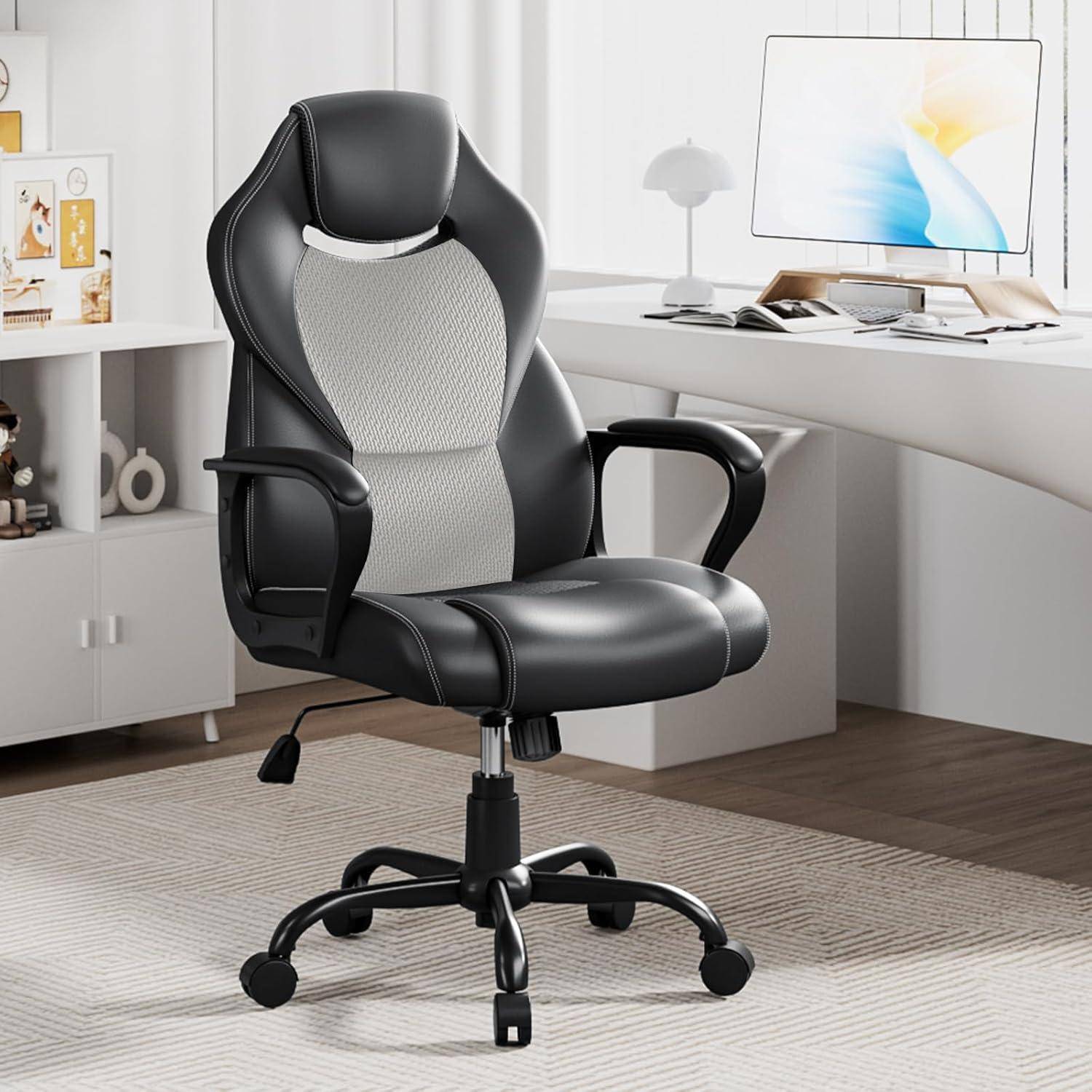 Ein schlanker schwarzer und grauer ergonomischer Bürostuhl, der in einem modernen Arbeitsbereich mit einem Schreibtisch, Computer und Dekorationen auf Regalen platziert ist.