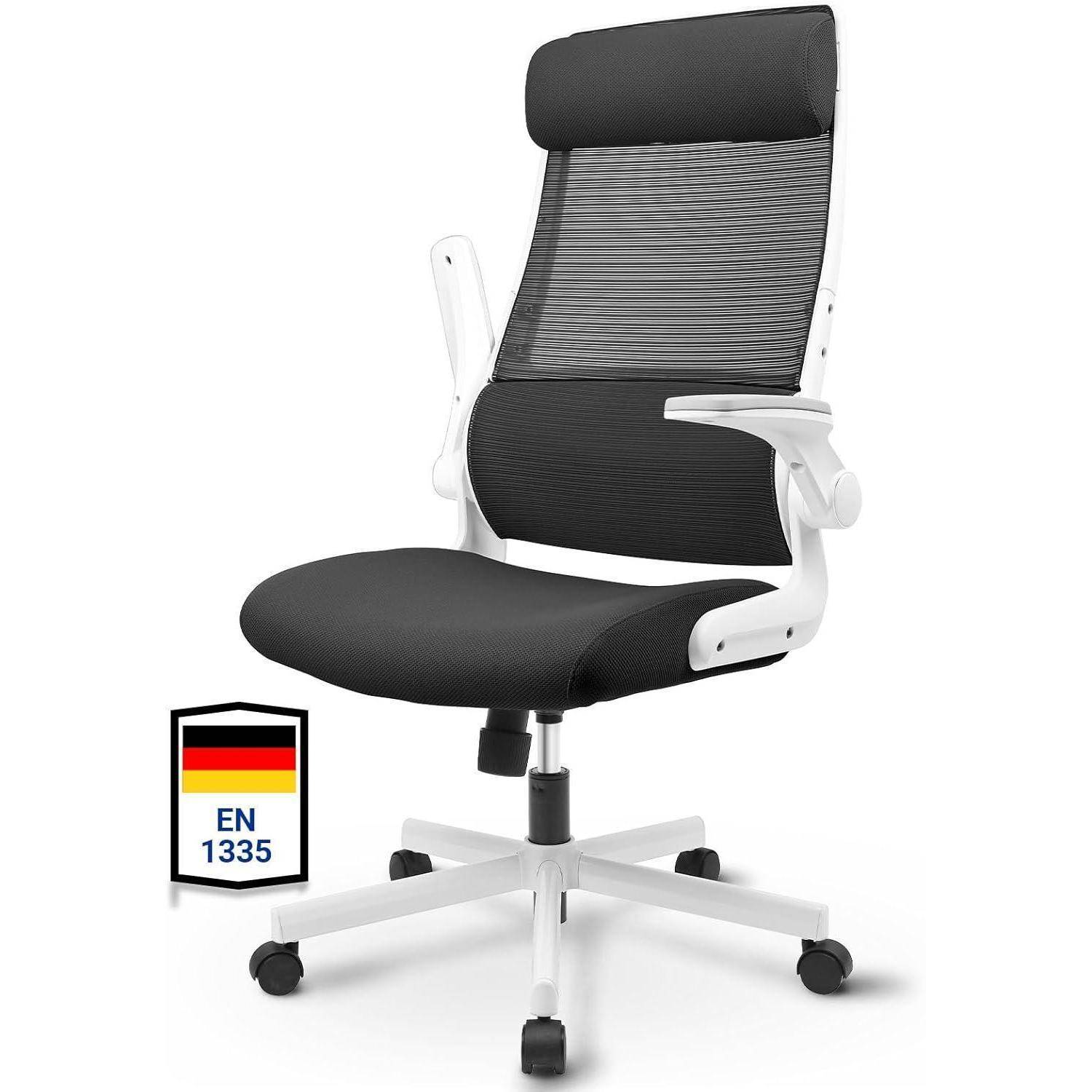 Schwarzer ergonomischer Bürostuhl mit Netzrücken, weißem Gestell, verstellbaren Armlehnen und Rollen. Entspricht dem EN 1335 Standard, gekennzeichnet durch das deutsche Flaggensymbol.