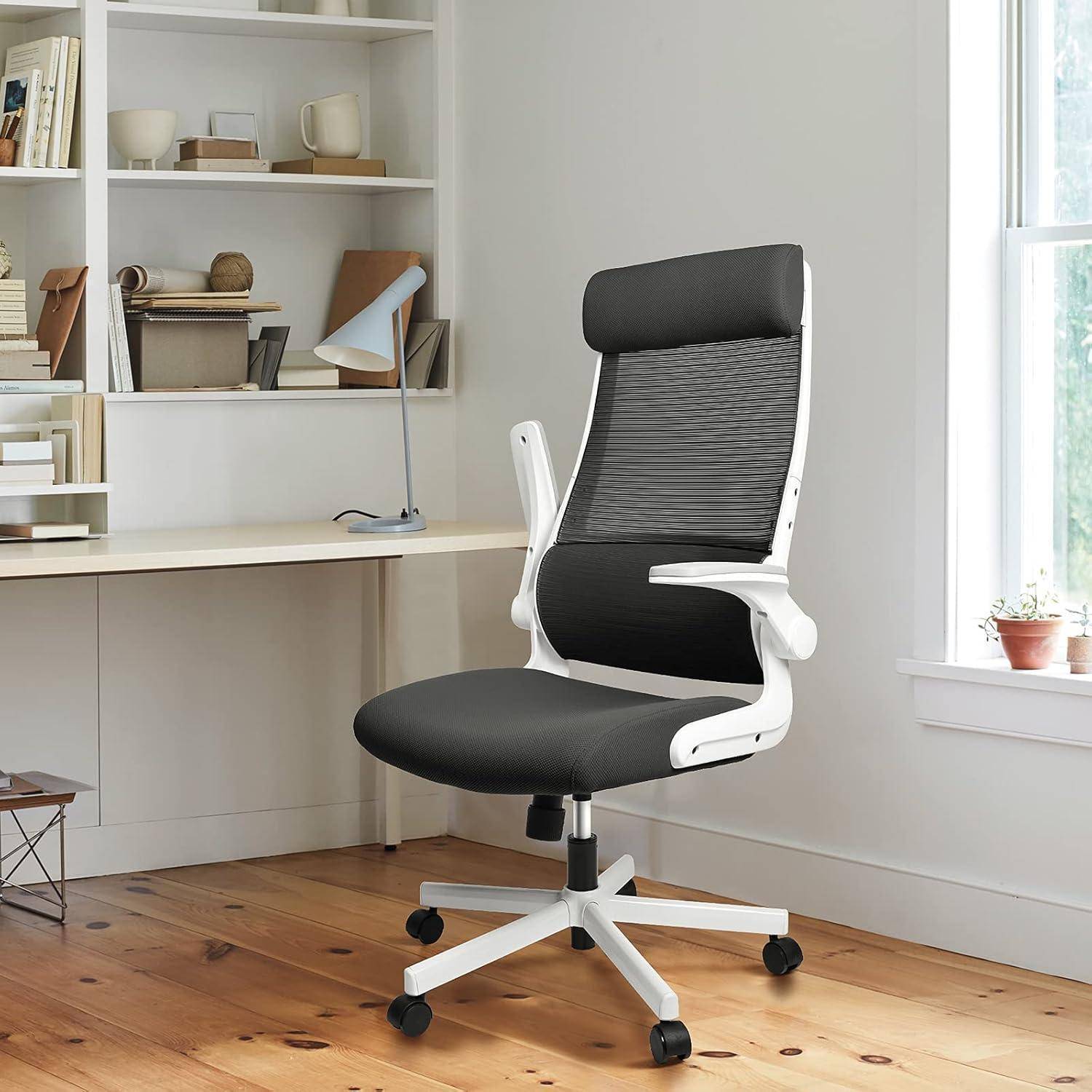 Ein leerer, moderner Bürostuhl mit hoher Rückenlehne und weißem Rahmen steht auf einem Holzboden vor einem minimalistischen weißen Schreibtisch und Regalen.