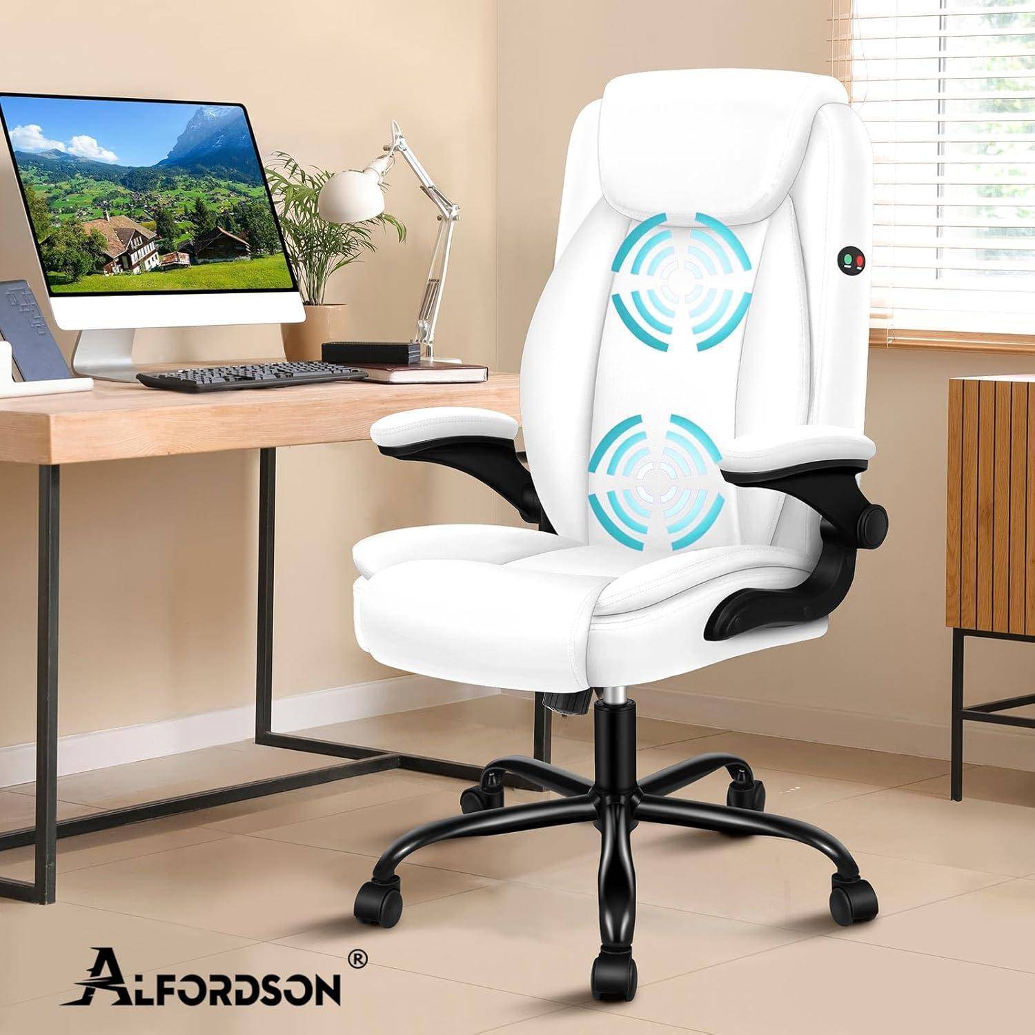 Weißer ergonomischer Bürostuhl mit blauen Polsterakzenten, verstellbaren Armlehnen, platziert in einem modernen Arbeitsbereich mit einem Computer und einer Lampe.