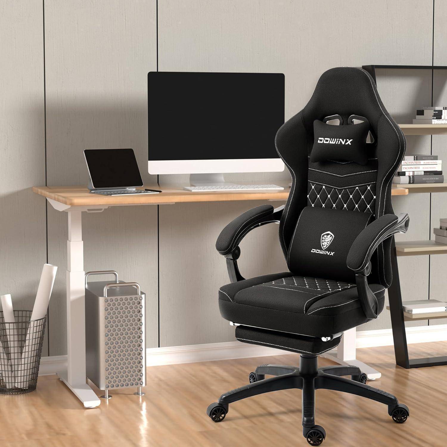 Ein Gaming-Stuhl in einer Büroeinrichtung mit einem Schreibtisch, Laptop, Monitor und Regalen. Der Stuhl verfügt über ergonomische Merkmale und auffällige Branding-Elemente.