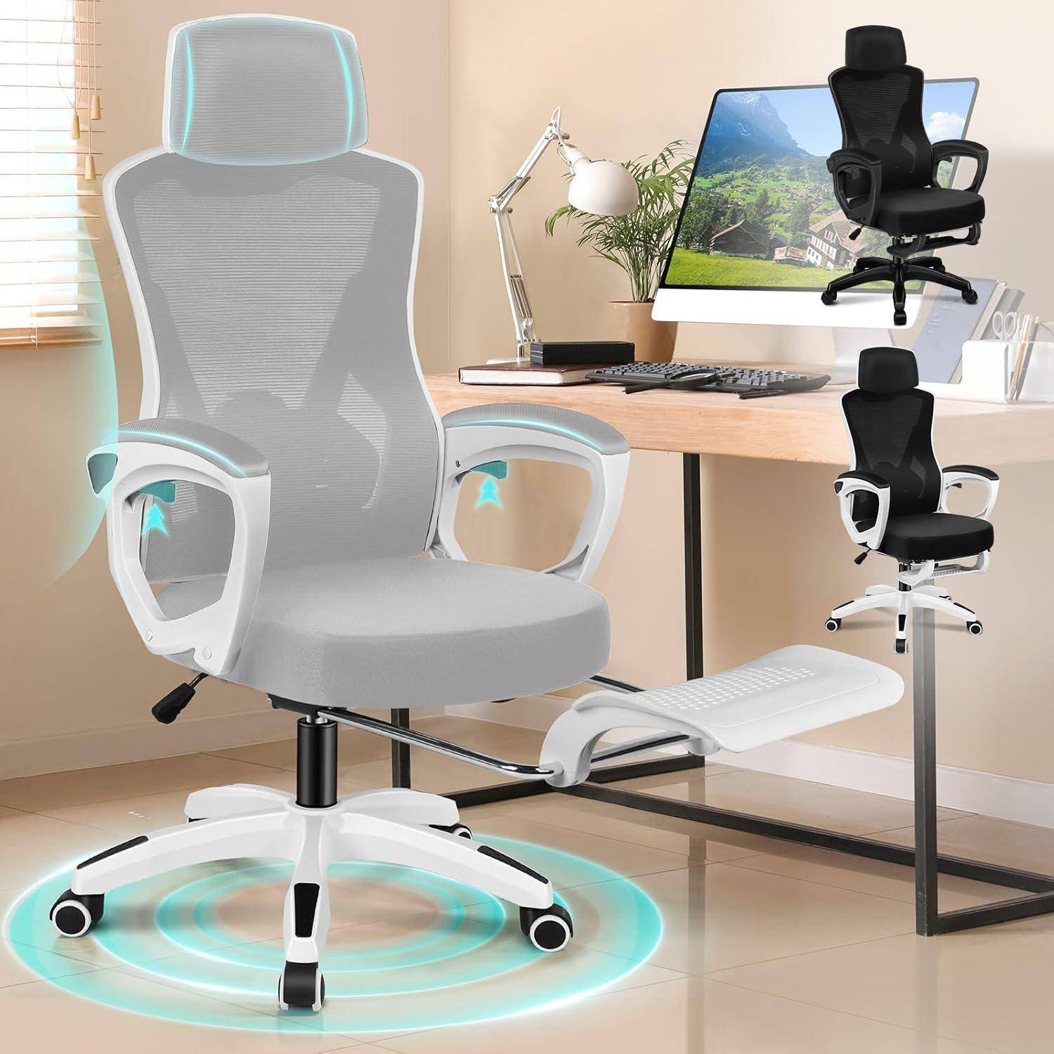 Ein ergonomischer Bürostuhl mit ausziehbarer Fußstütze, positioniert vor einem Schreibtisch mit Computermonitor und Lampe, was ein häusliches Büroambiente andeutet.