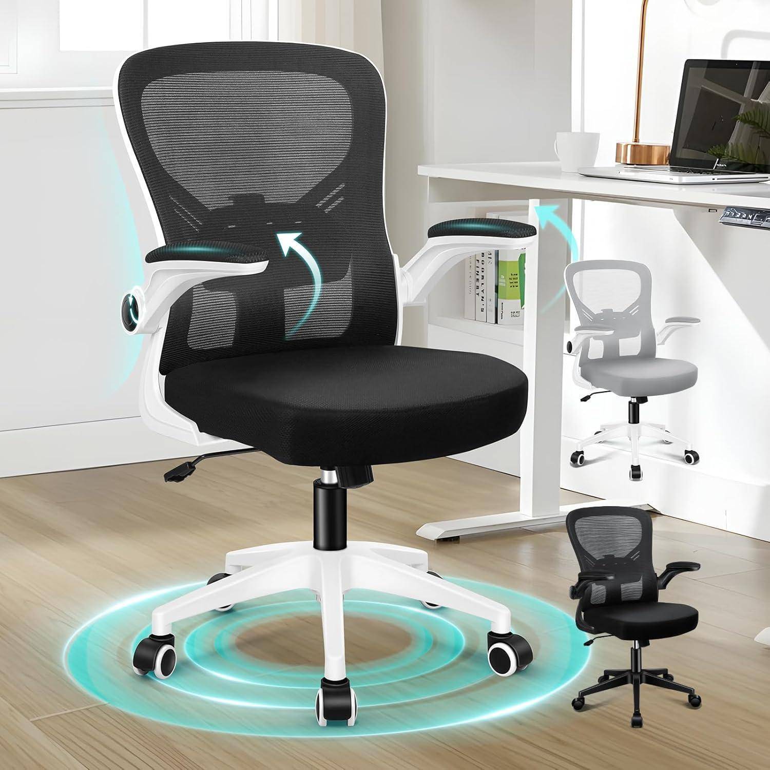 Ein moderner, schwarz-weißer ergonomischer Bürostuhl mit einem Netzrücken und verstellbaren Armlehnen, der in einer hellen Büroumgebung präsentiert wird.