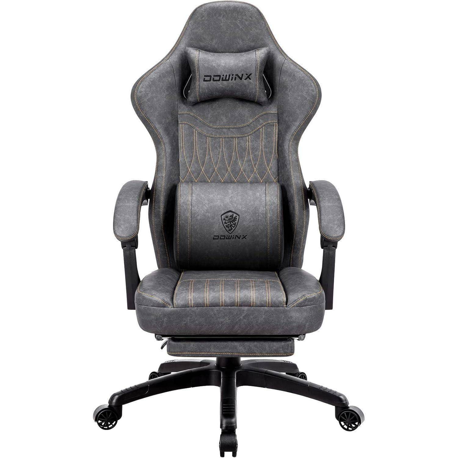 Ein grauer ergonomischer Gaming-Stuhl mit Lendenkissen, Kopfstütze und verstellbaren Armlehnen, entwickelt für Komfort während längerer Spielsitzungen.