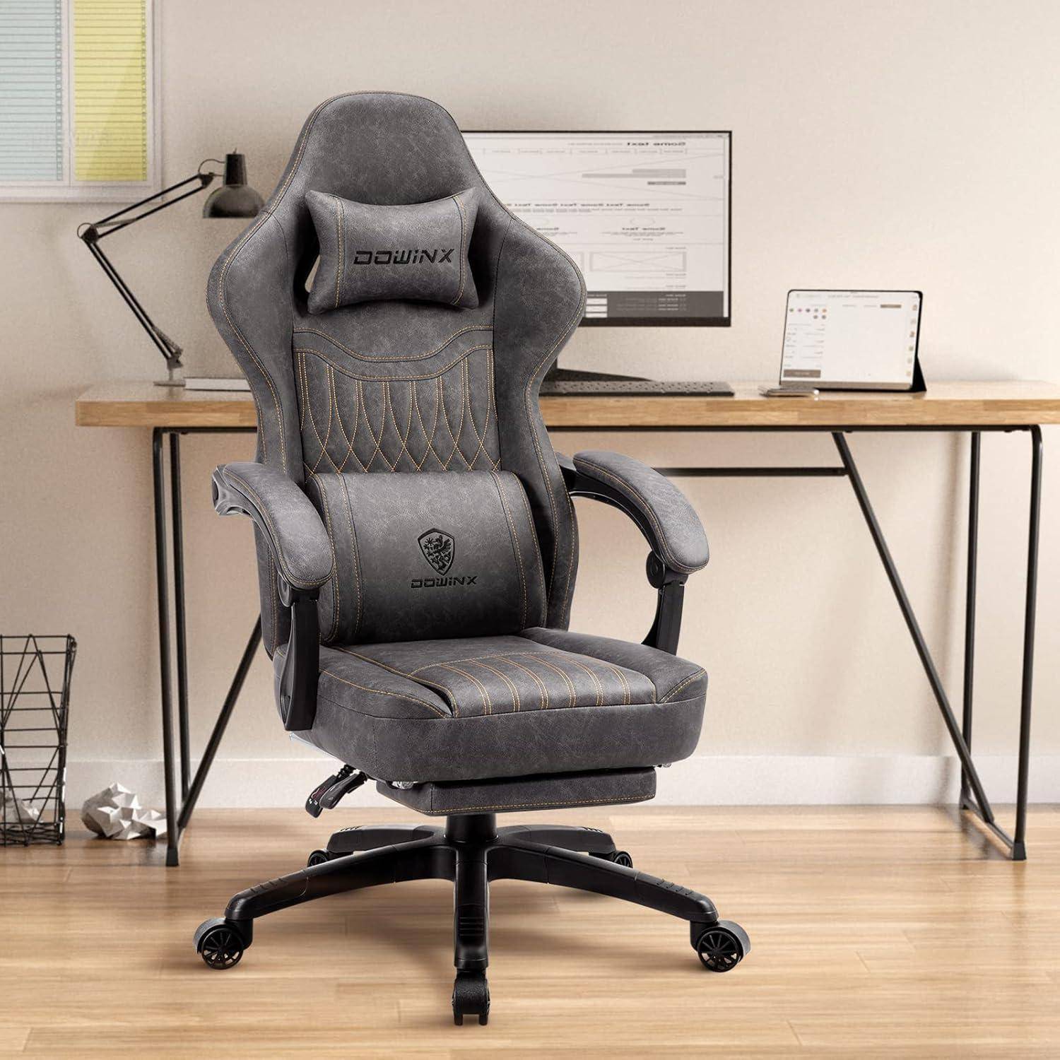Ein moderner, gepolsterter Gaming-Stuhl mit ergonomischem Design und verstellbaren Funktionen steht in einem minimalistischen Home-Office mit Schreibtisch und Computern.