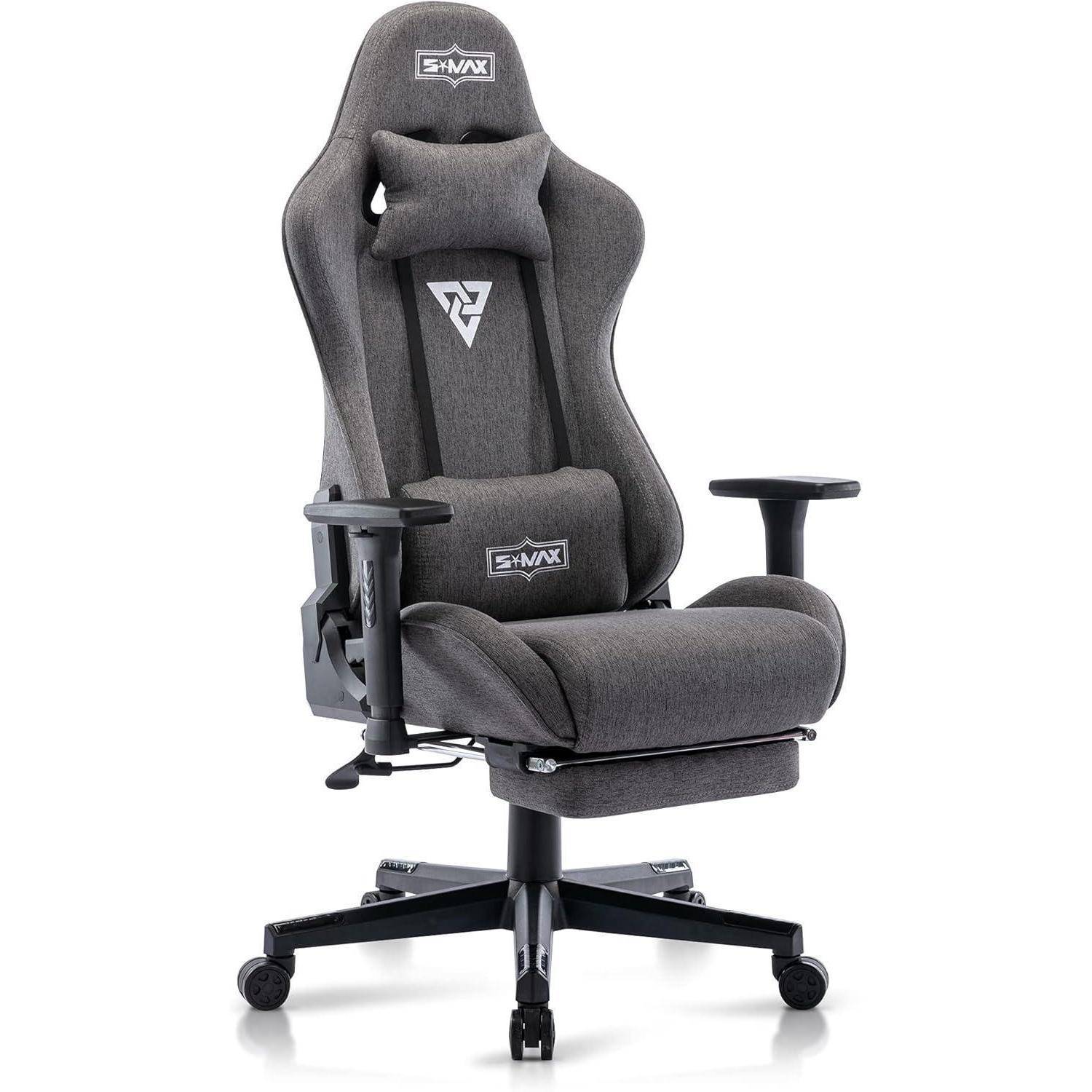 Ein moderner ergonomischer Bürostuhl in grauem Stoff mit verstellbaren Armlehnen, Lendenwirbelstütze und Kopfstütze.