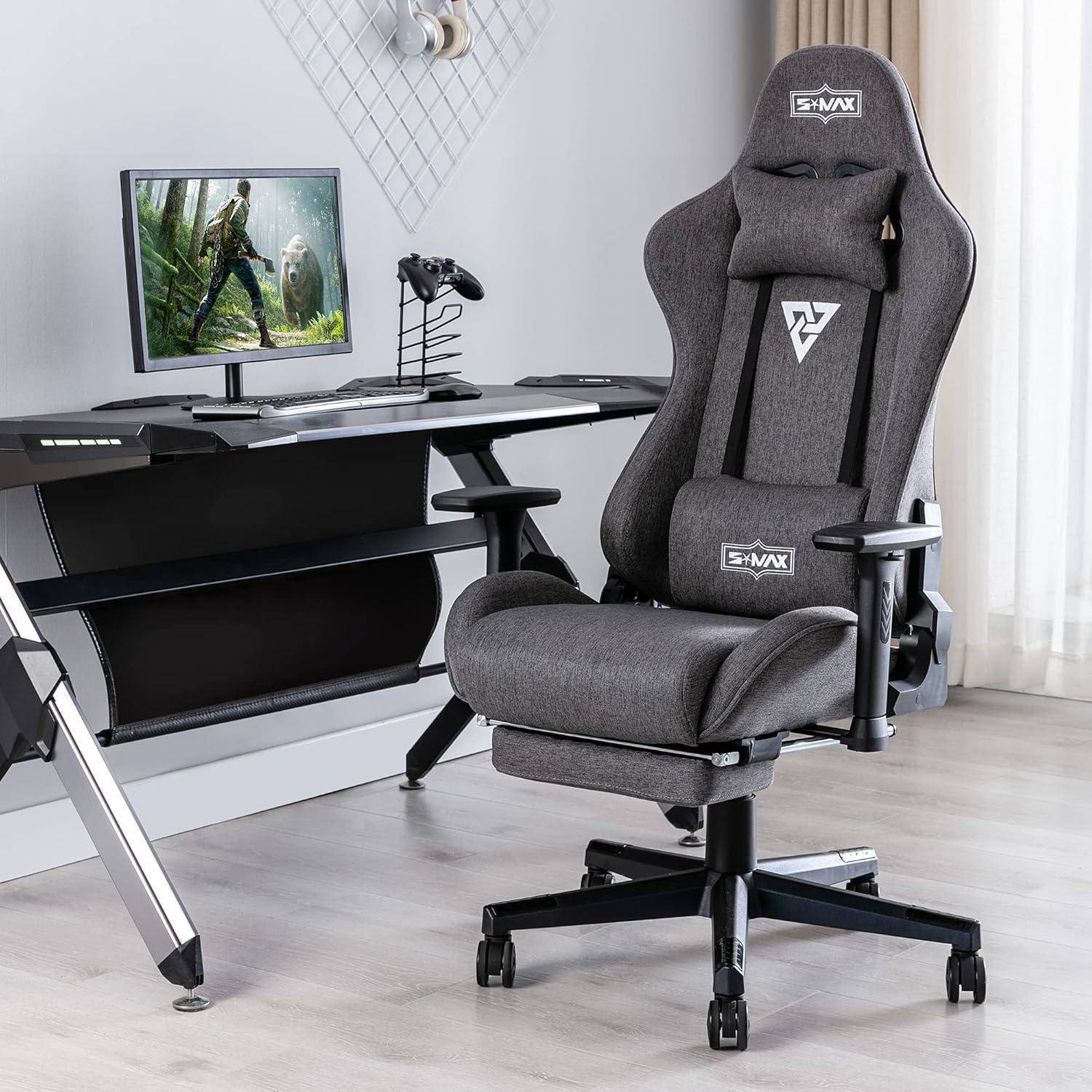 Ein modernes Gaming-Setup mit einem Gaming-Stuhl und einem Schreibtisch, auf dem ein Monitor mit einer Videospielszene, eine Tastatur und Kopfhörer platziert sind.