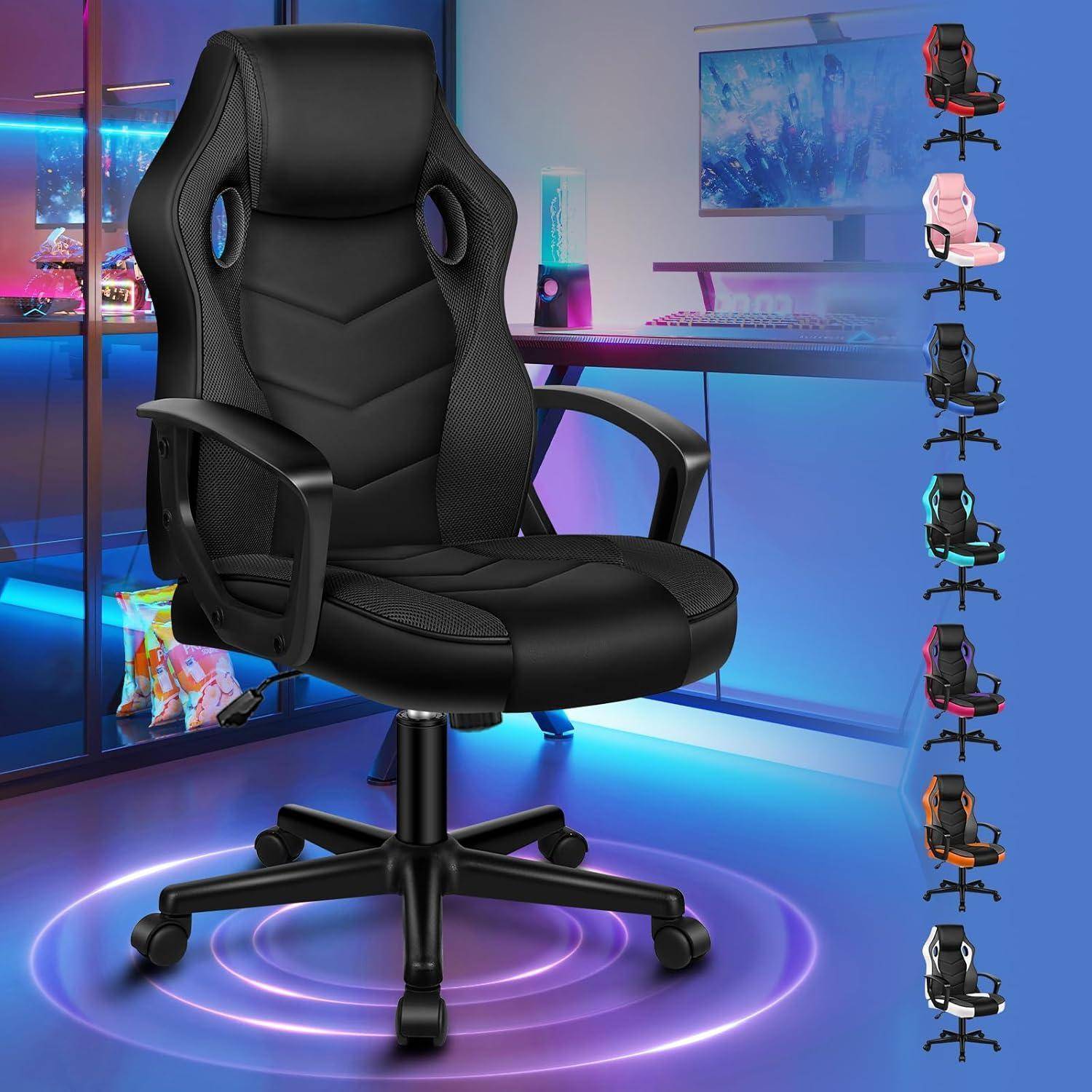 Ein schwarzer ergonomischer Gaming-Stuhl mit hoher Rückenlehne und Armlehnen in einem neonbeleuchteten Raum mit Gaming-Setups. Rechts sind mehrere Stuhlfarb-Optionen ausgestellt.